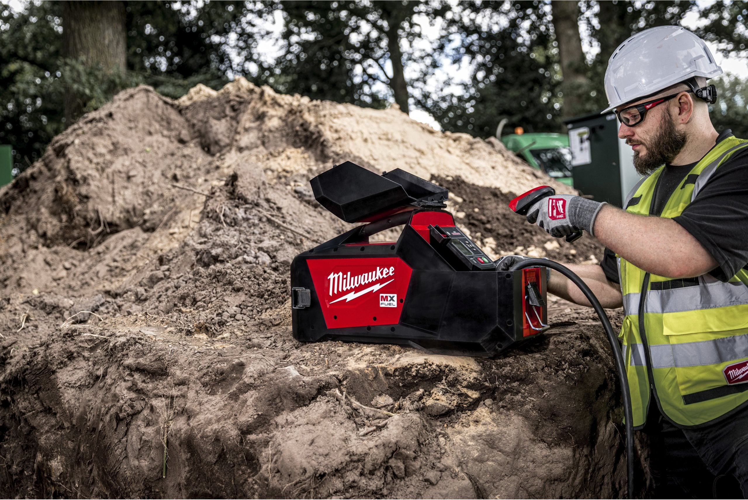Aparat de electrofuziune Milwaukee MXF EFP-802, MX FUEL™, ONE-KEY™, cabluri de 4.5 m, scaner de coduri de bare, set de vârfuri de fuziune, 2 x acumulator MXF XC608 FORGE, 1 x încărcător MXF C, cod 4933493806