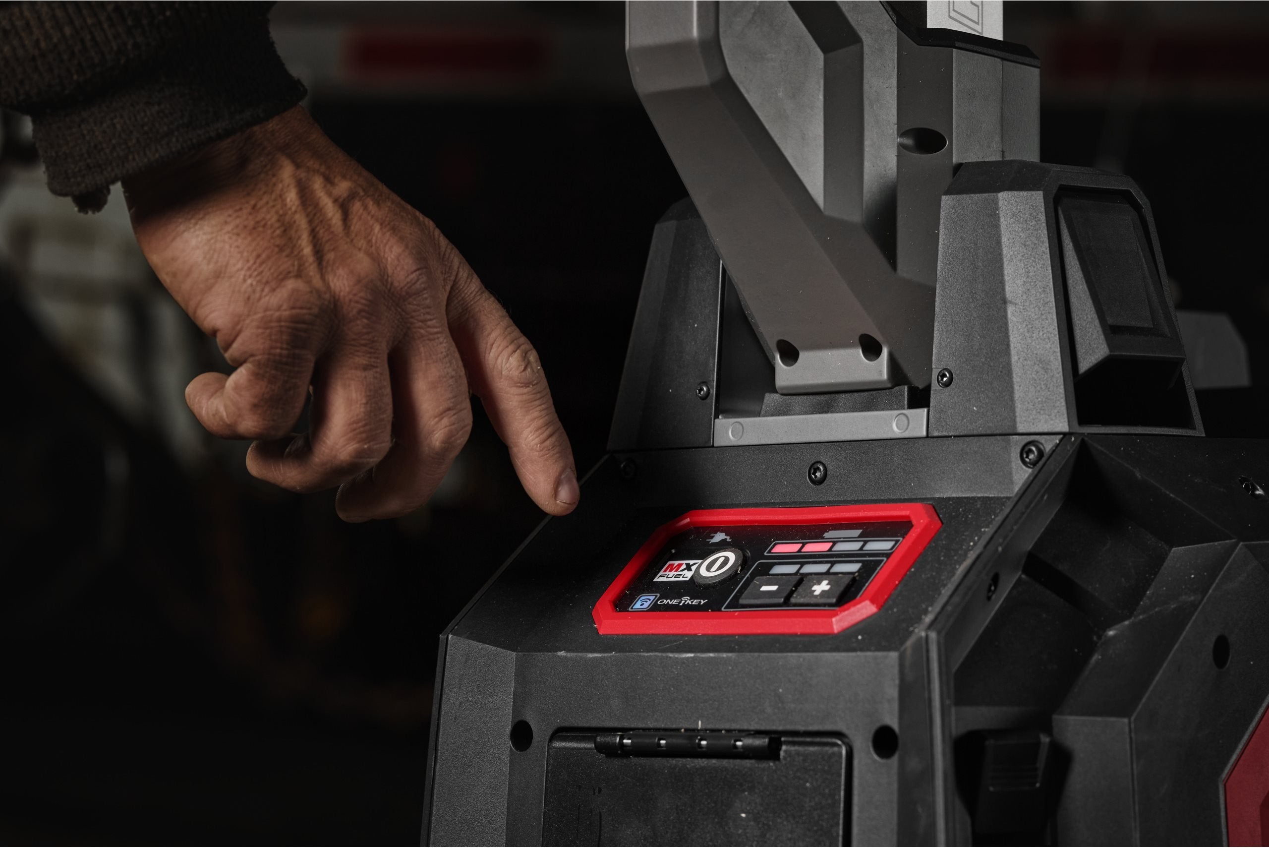 Turn compact de iluminat Milwaukee MXF TLIC-601, MX FUEL™, ONE KEY™, 1 x acumulator MXF XC406 + 1 x încărcător MXF FC, cod 4933498072