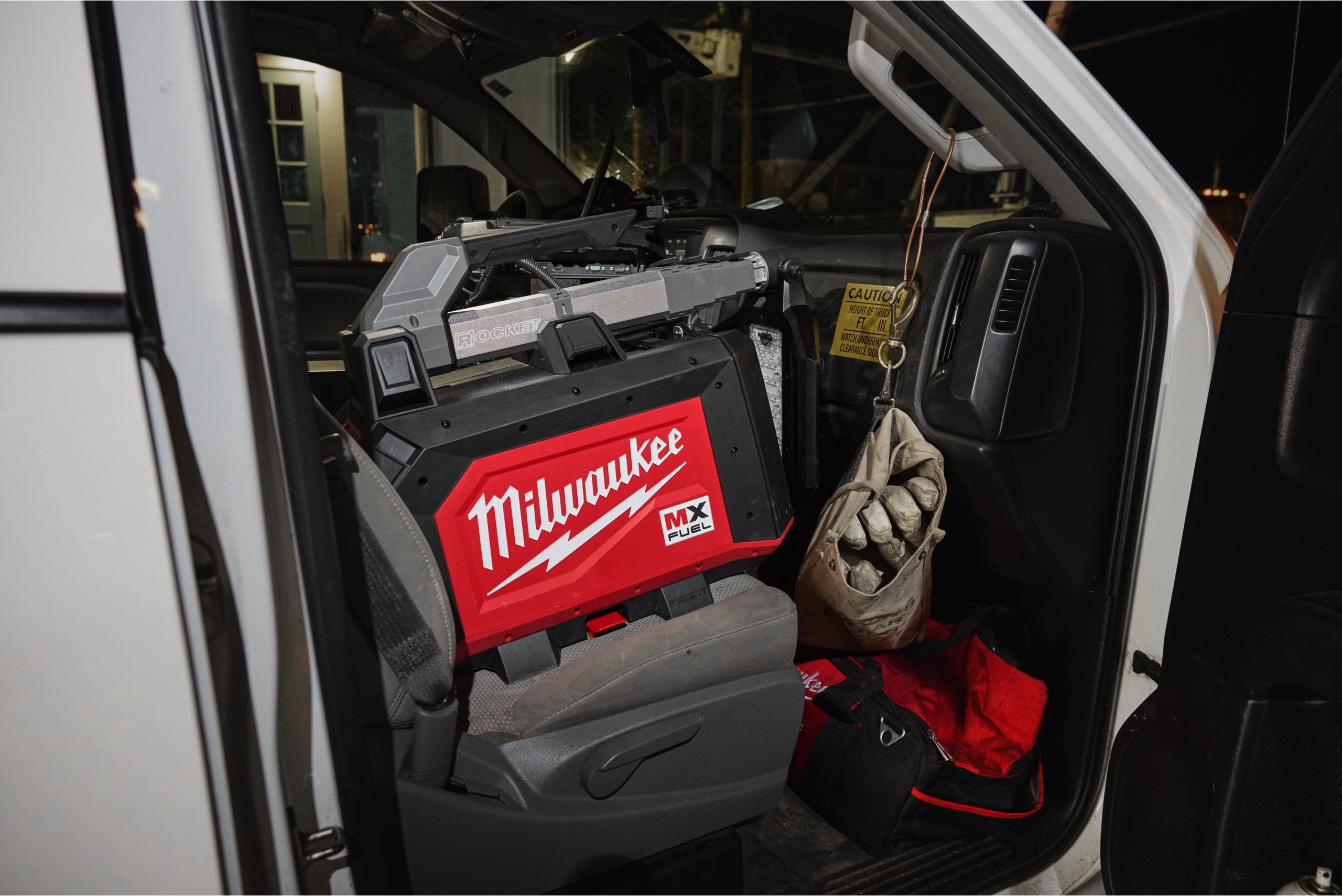 Turn compact de iluminat Milwaukee MXF TLIC-601, MX FUEL™, ONE KEY™, 1 x acumulator MXF XC406 + 1 x încărcător MXF FC, cod 4933498072