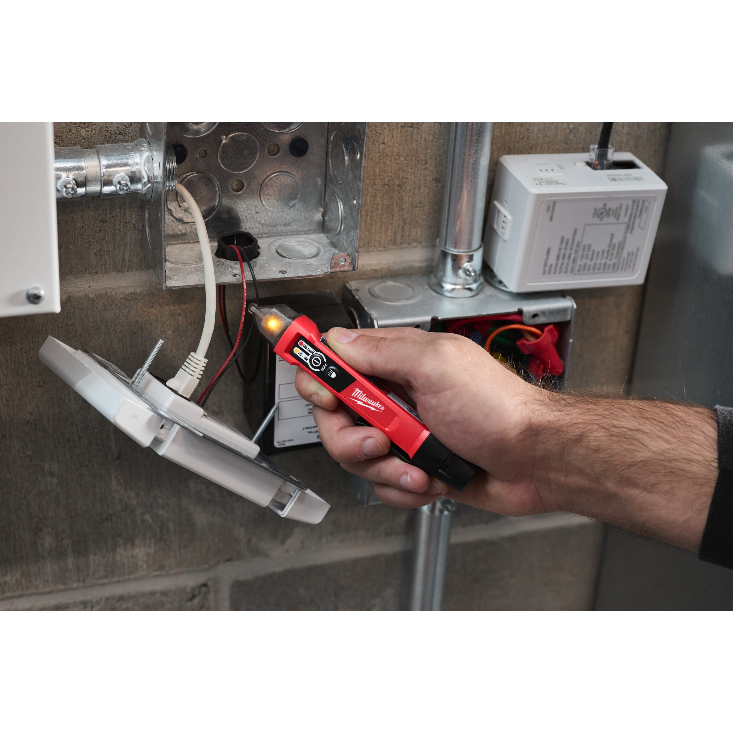 Tester electric / Detector de tensiune fără contact cu scală dublă și lanternă Milwaukee NCVDDF, cod 4933500162