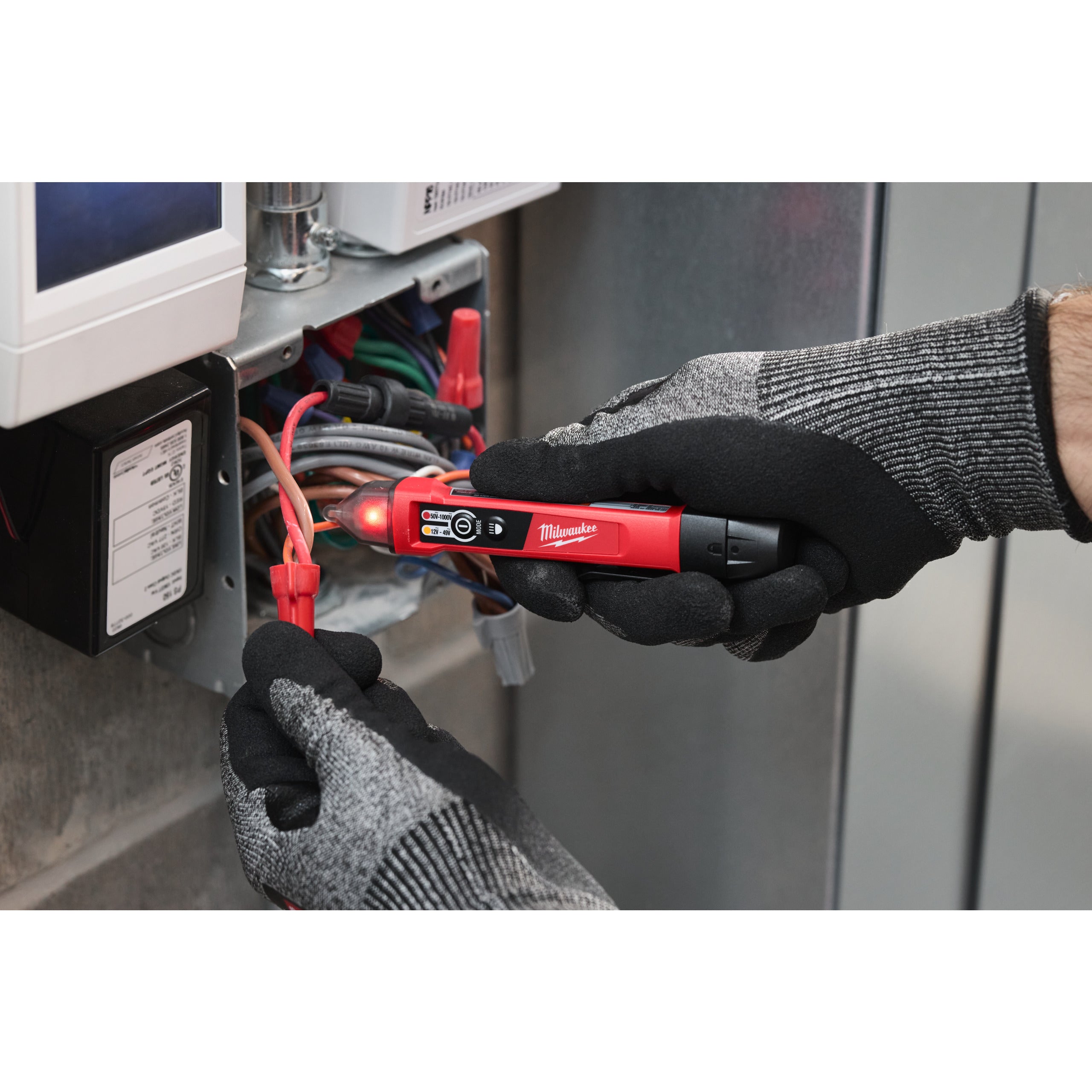 Tester electric / Detector de tensiune fără contact cu scală dublă și lanternă Milwaukee NCVDDF, cod 4933500162