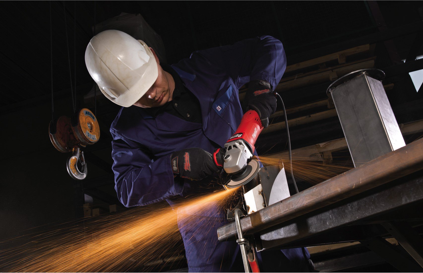 Polizor unghiular 1750 W cu mâner anti-vibrații Milwaukee AGV17-125XC, cod 4933455140