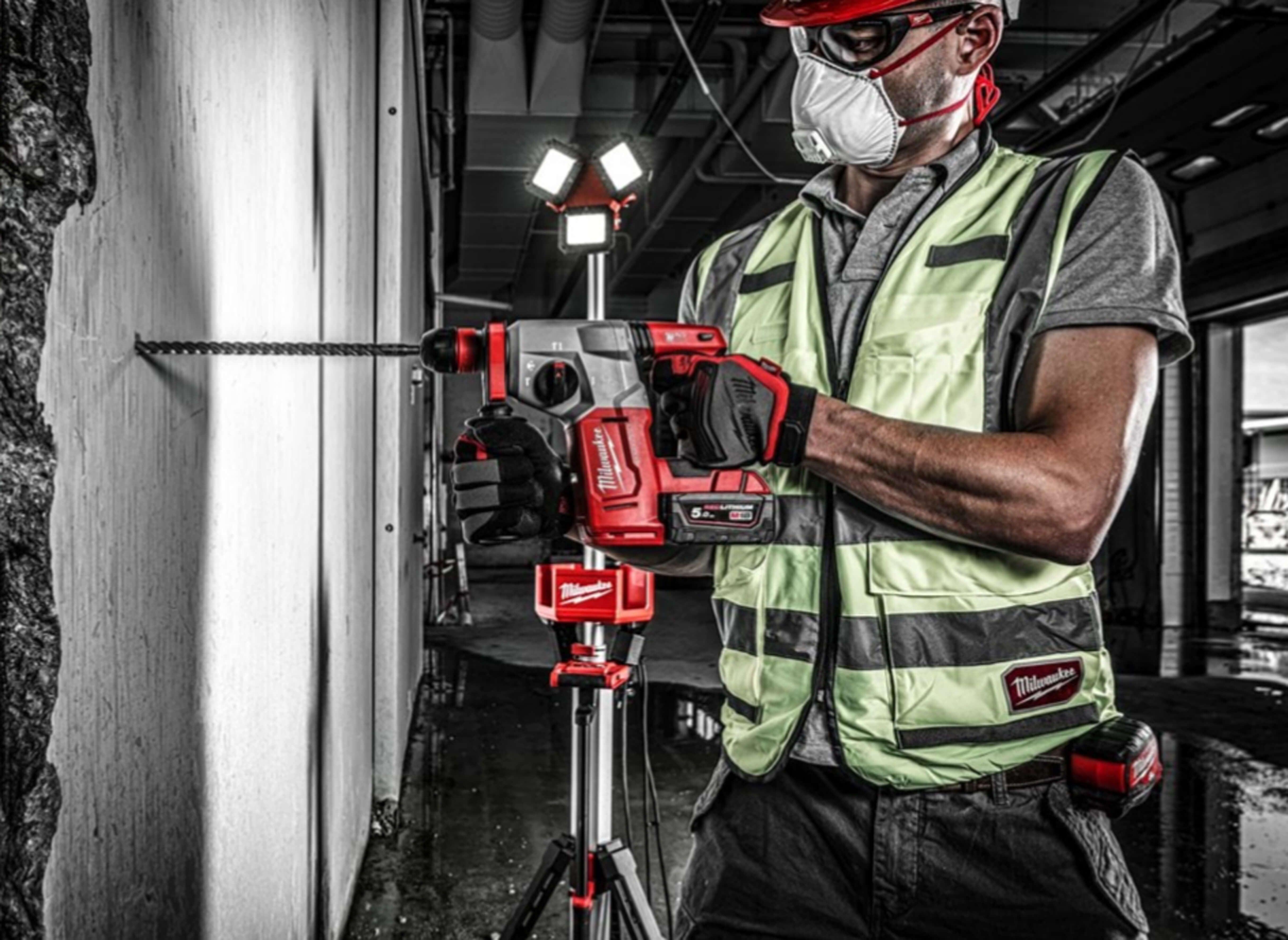 Ciocan rotopercutor SDS-Plus Milwaukee M18BLHX100P-502P FUEL™ cu mandrină FIXTEC™ și 4 funcții, 2 x acumulator M18 B5, 1 x încărcător M12-18 FC, 1 x valiză PACKOUT, burghie incluse, cod 4933498243 + CADOU: Set Burghie SDS+ 4932352833 - BIG STORE (Dynamic Tools SRL)