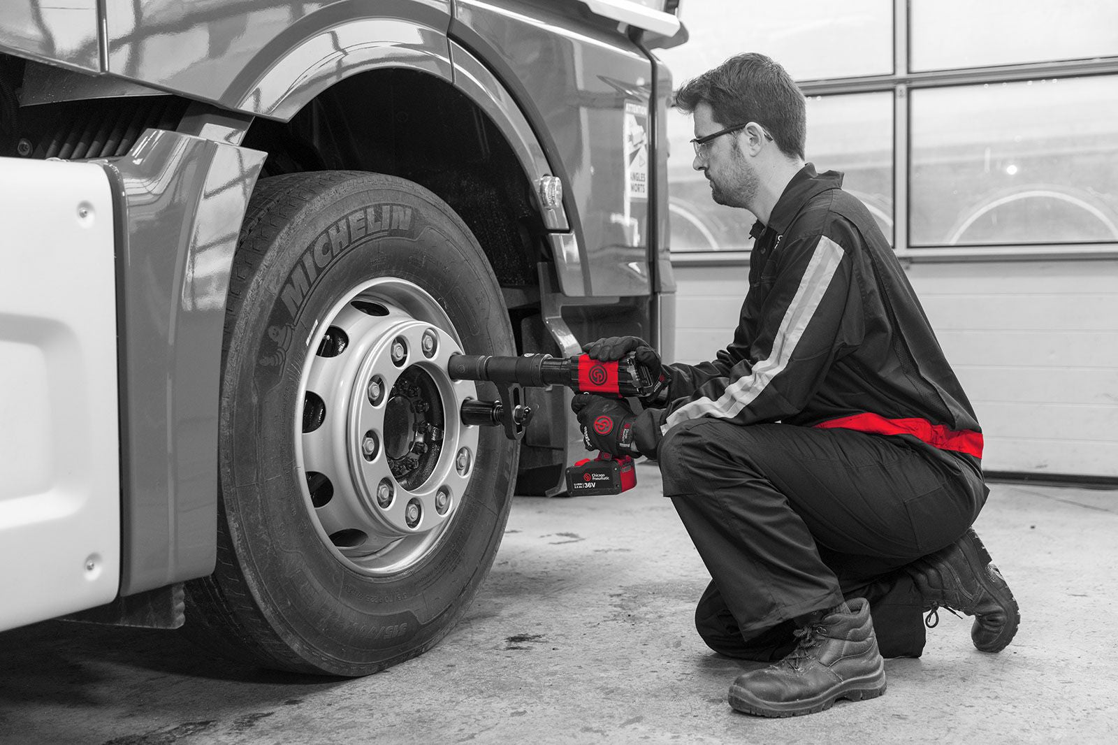 CP8609C-C PACHET 36V 2.5AH Cheie dinamometrică conectată cu acumulator 1" și cupă Chicago Pneumatic, cod 6151570740