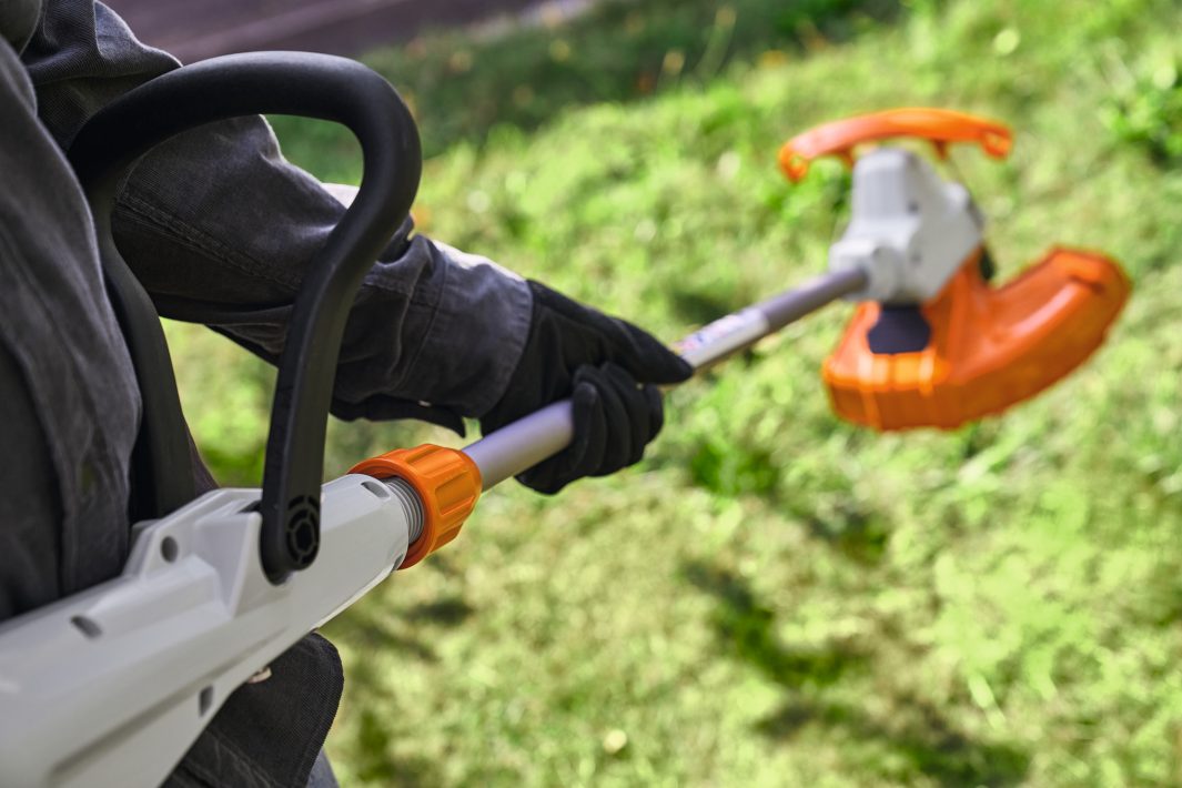 FSA 50 SET Motocoasă pe acumulatori Stihl cu acumulator AK10, încărcător AL101, cap de cosire AutoCut C 3-2, cod FA110115713