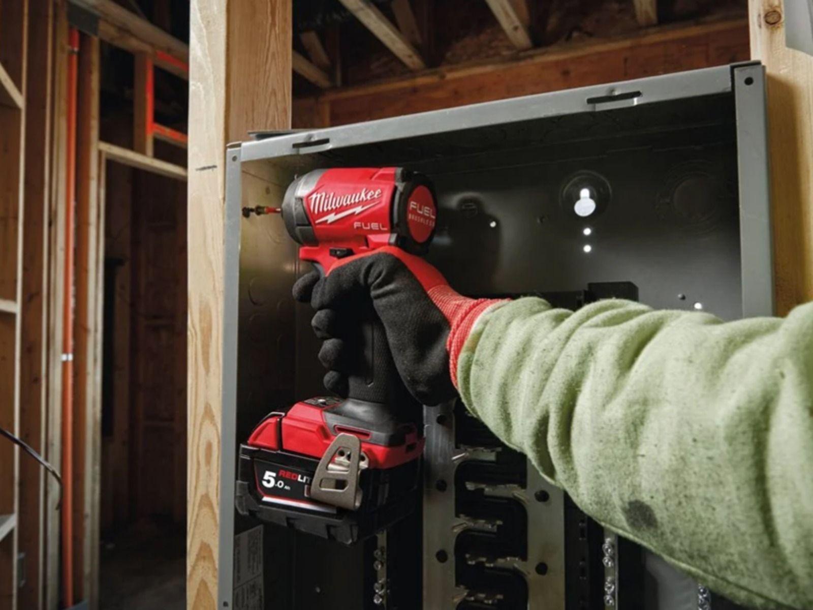 Mașină de înșurubat Milwaukee M18 FID3-502BIG 1/4″ Hex 226Nm 18V, FUEL™, 2 x acumulator M18 B5, 1 x încărcător M12-18 FC, 1 x cutie HD, cod 4933498244BIG - BIG STORE (Dynamic Tools SRL)