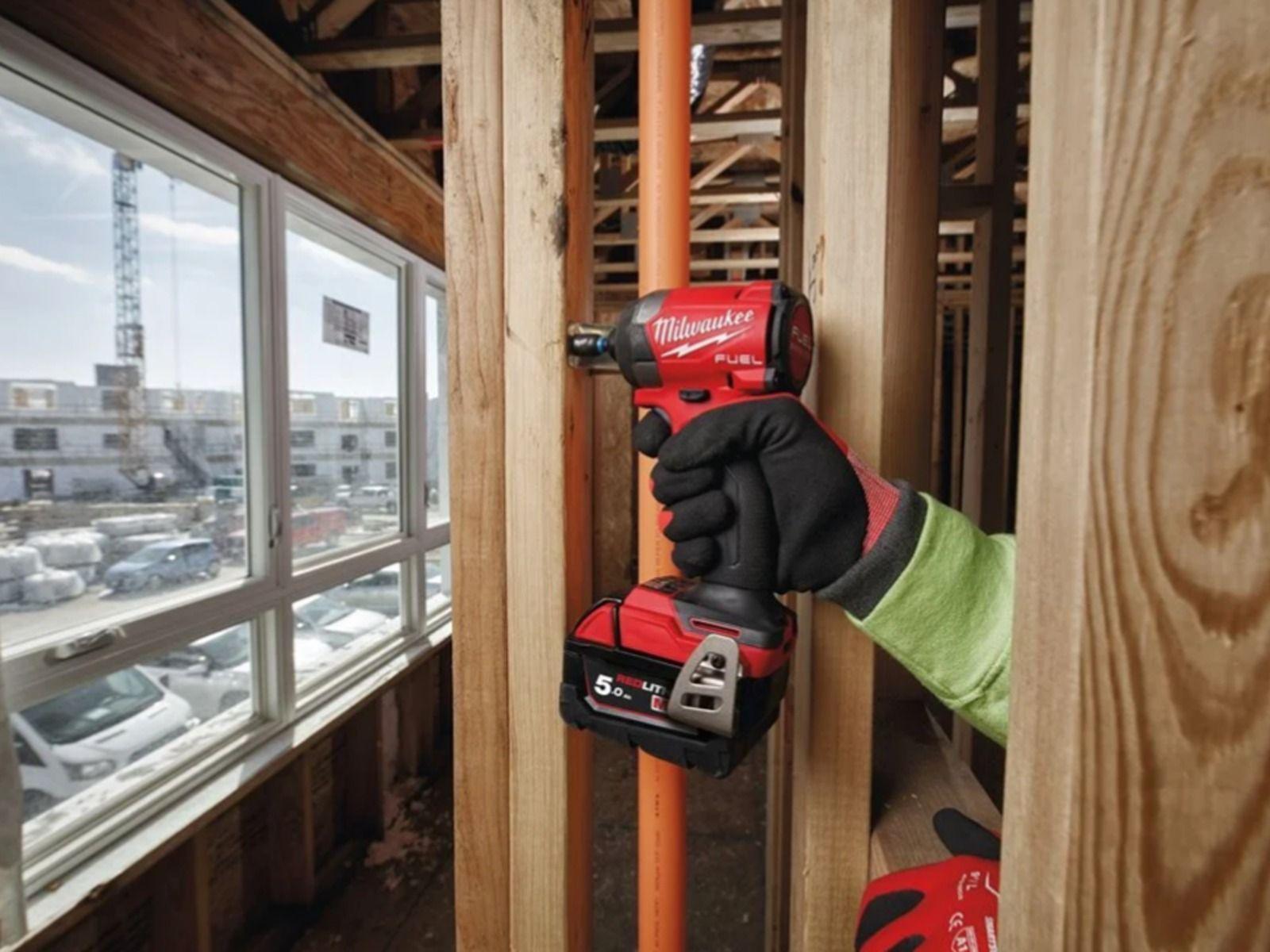 Mașină de înșurubat Milwaukee M18 FID3-502BIG 1/4″ Hex 226Nm 18V, FUEL™, 2 x acumulator M18 B5, 1 x încărcător M12-18 FC, 1 x cutie HD, cod 4933498244BIG - BIG STORE (Dynamic Tools SRL)