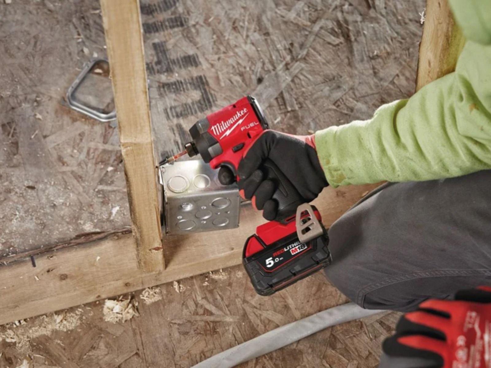 Mașină de înșurubat cu biți Milwaukee M18 FID3100P-502P 1/4″ Hex 226Nm 18V, FUEL™, 2 x acumulator M18 B5, 1 x încărcător M12-18 FC, 1 x set biți 75 buc, 1 x set capete tubulare, cod 4933498244 - BIG STORE (Dynamic Tools SRL)