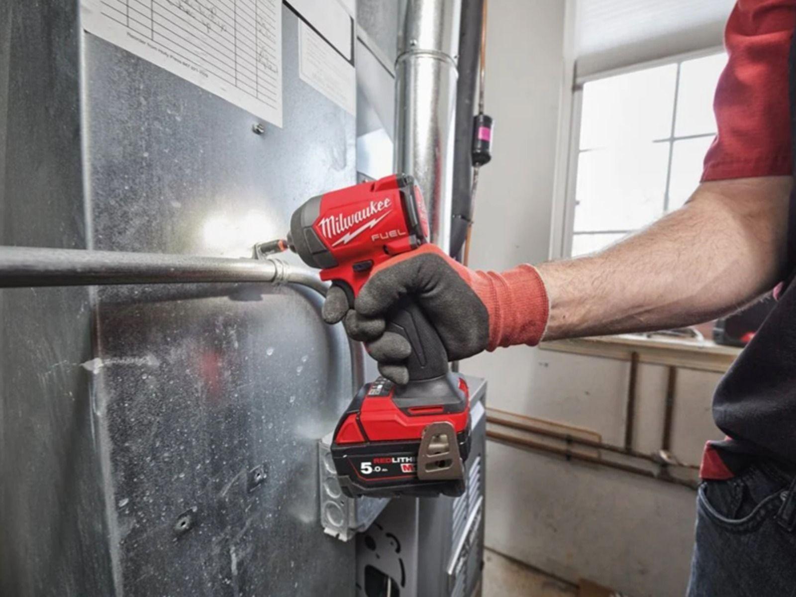 Mașină de înșurubat Milwaukee M18 FID3-502BIG 1/4″ Hex 226Nm 18V, FUEL™, 2 x acumulator M18 B5, 1 x încărcător M12-18 FC, 1 x cutie HD, cod 4933498244BIG - BIG STORE (Dynamic Tools SRL)