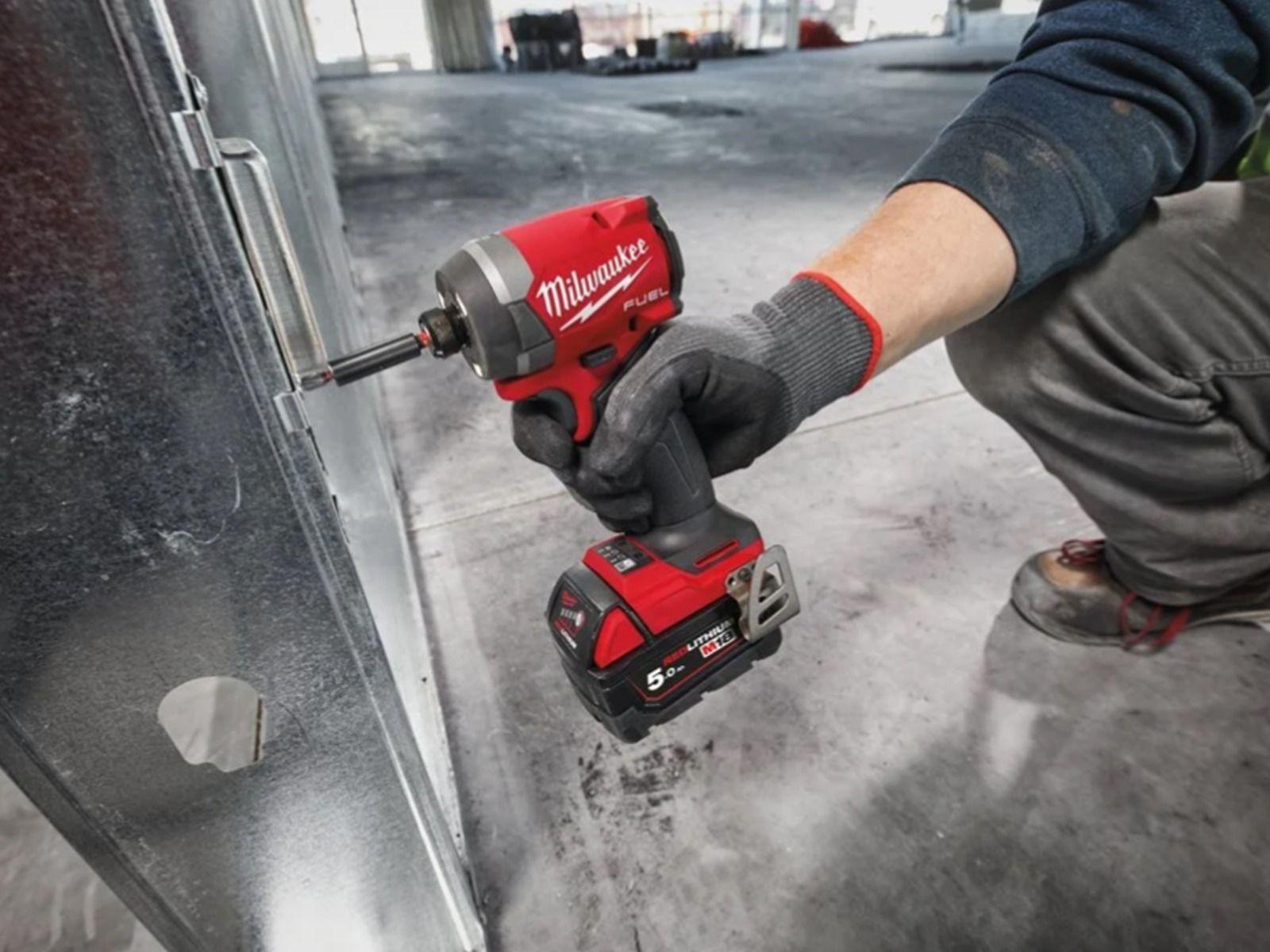 Mașină de înșurubat cu biți Milwaukee M18 FID3100P-502P 1/4″ Hex 226Nm 18V, FUEL™, 2 x acumulator M18 B5, 1 x încărcător M12-18 FC, 1 x set biți 75 buc, 1 x set capete tubulare, cod 4933498244 - BIG STORE (Dynamic Tools SRL)