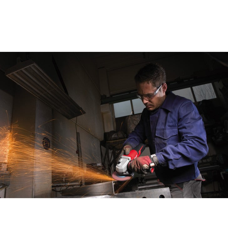 Polizor unghiular 125/150 mm 1550 W cu mâner anti-vibrații Milwaukee AGV15-150XC, cod 4933433250