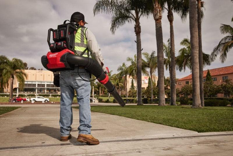 Pulverizator tip rucsac Milwaukee M18™ F2BPB-0, cod 4933493212, fără acumulatori, fără încărcător, fără cutie + CADOU: cană termică PACKOUT™ 591ML 4932479074 + Ochelari 4932478764 - BIG STORE (Dynamic Tools SRL)