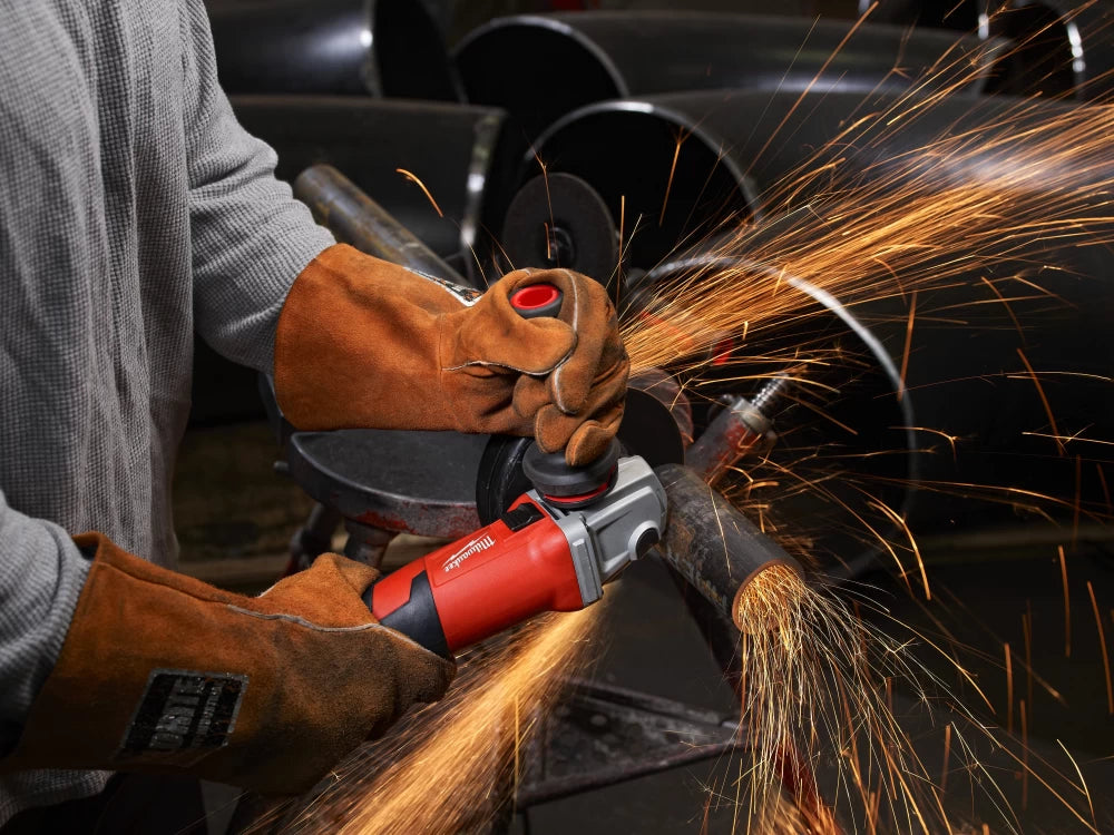 Polizor unghiular 125/150 mm 1550 W cu mâner anti-vibrații Milwaukee AGV15-125XE, cod 4933428127