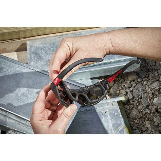 Ochelari de protecție Milwaukee fumurii premium cu garnitură, cod 4932471886 - BIG STORE (Dynamic Tools SRL)