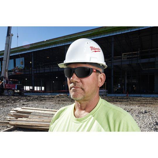 Ochelari de protecție Milwaukee fumurii premium cu garnitură, cod 4932471886 - BIG STORE (Dynamic Tools SRL)