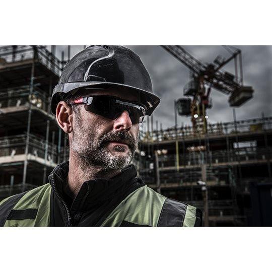 Ochelari de protecție Milwaukee cu lentilă fumurie antizgâriere, cod 4932478764 - BIG STORE (Dynamic Tools SRL)