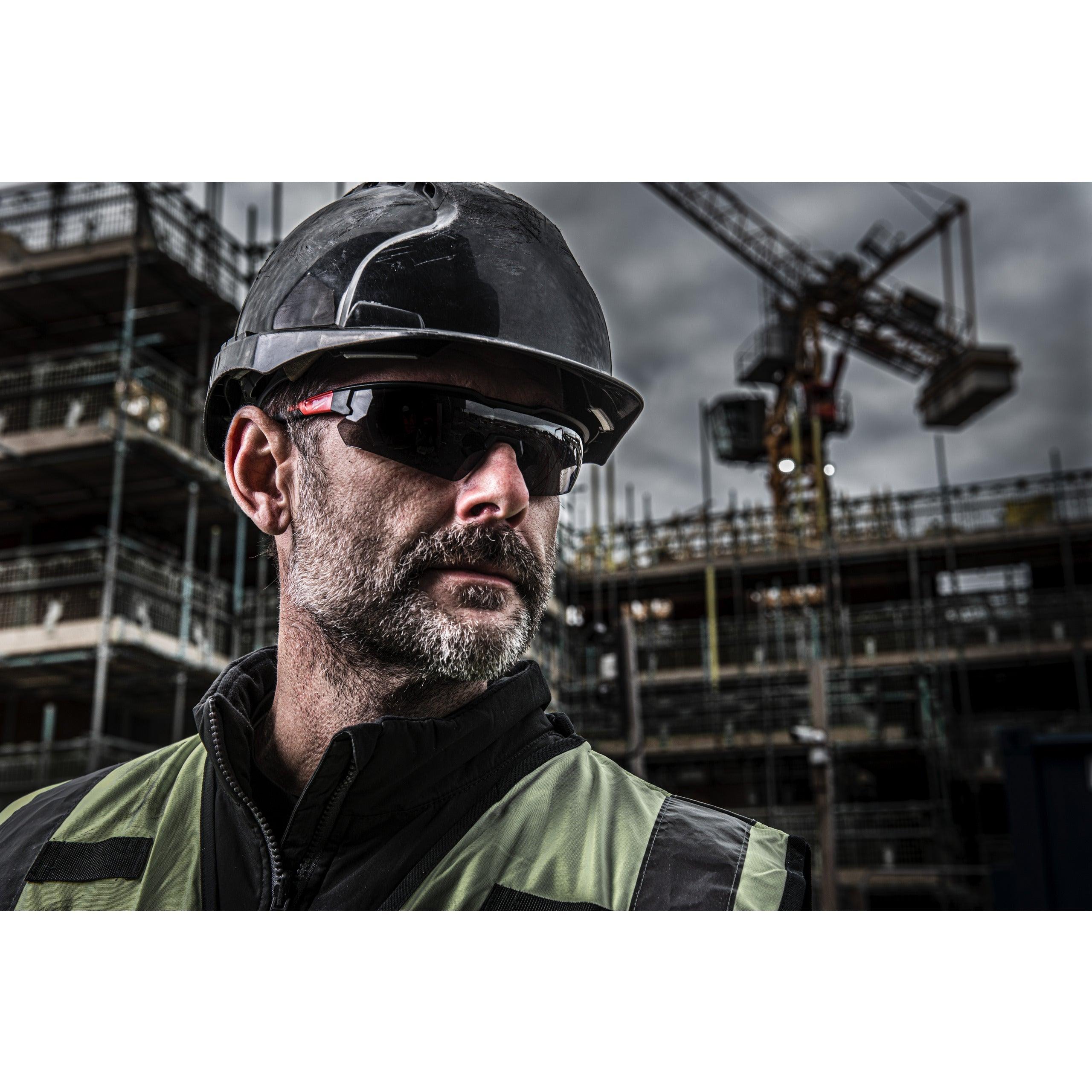 Ochelari de protecție cu lentilă fumurie Milwaukee, cod 4932471882 - BIG STORE (Dynamic Tools SRL)