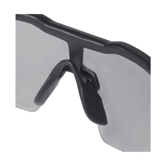 Ochelari de protecție Milwaukee cu lentilă gri antizgâriere, cod 4932478907 - BIG STORE (Dynamic Tools SRL)