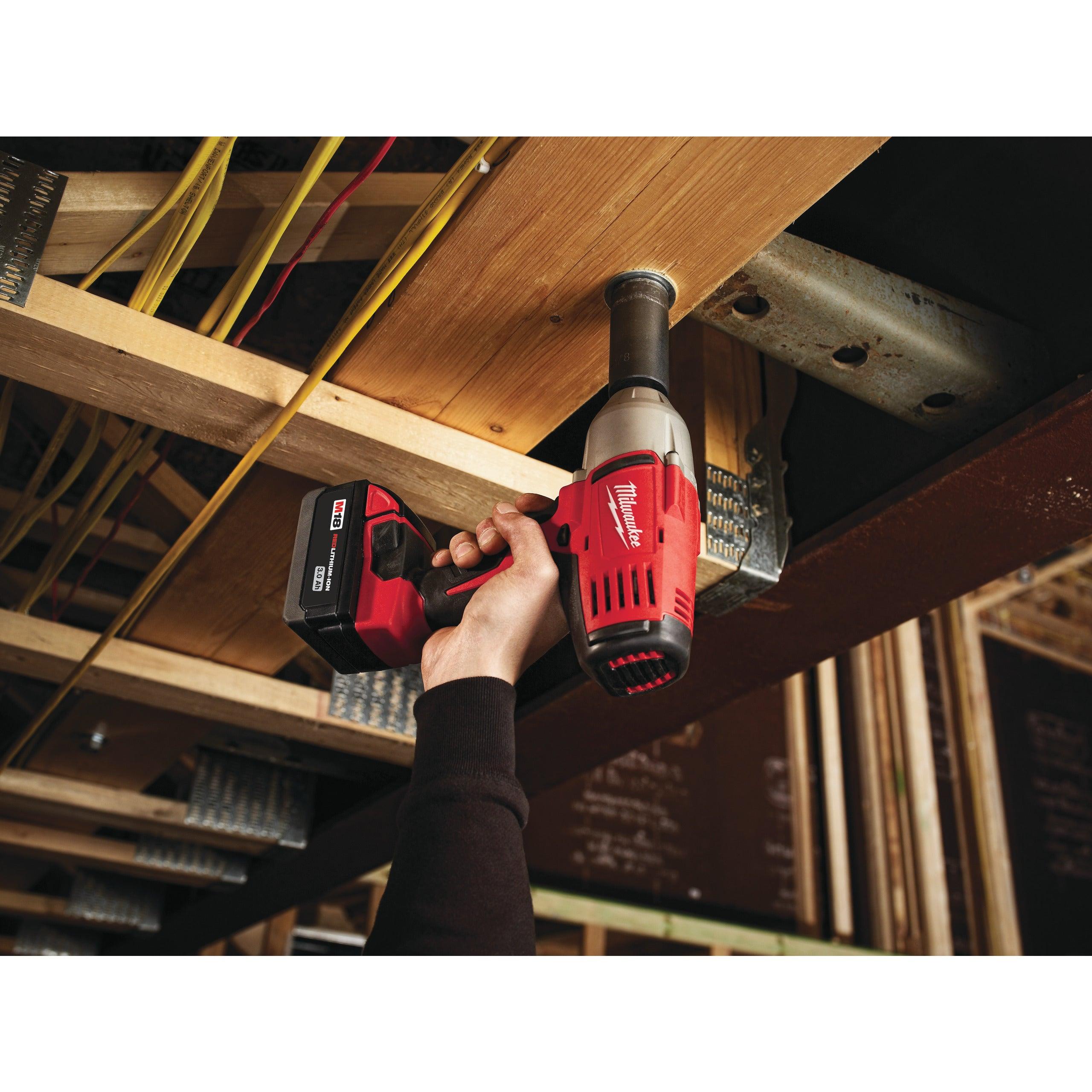 Mașină de înșurubat cu impact Milwaukee 1/2″ 610Nm 18V HD18HIW-402C, cu bolț de fixare M18™ Heavy Duty, cod 4933441260, 2 x M18 B4 acumulator, M12-18 C încărcător, cutie plastic - BIG STORE (Dynamic Tools SRL)