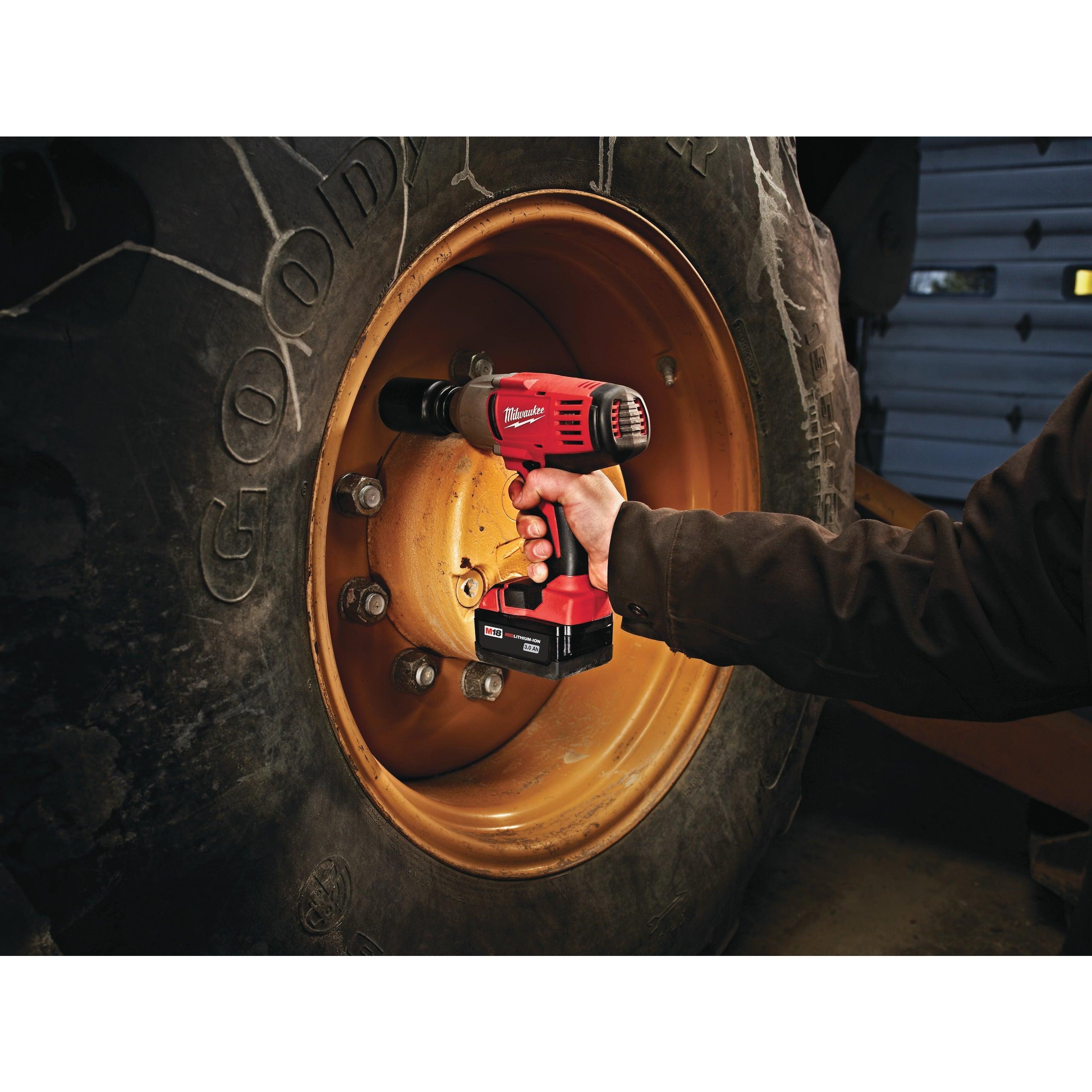 Mașină de înșurubat cu impact Milwaukee 1/2″ 610Nm 18V HD18HIW-402C, cu bolț de fixare M18™ Heavy Duty, cod 4933441260, 2 x M18 B4 acumulator, M12-18 C încărcător, cutie plastic - BIG STORE (Dynamic Tools SRL)