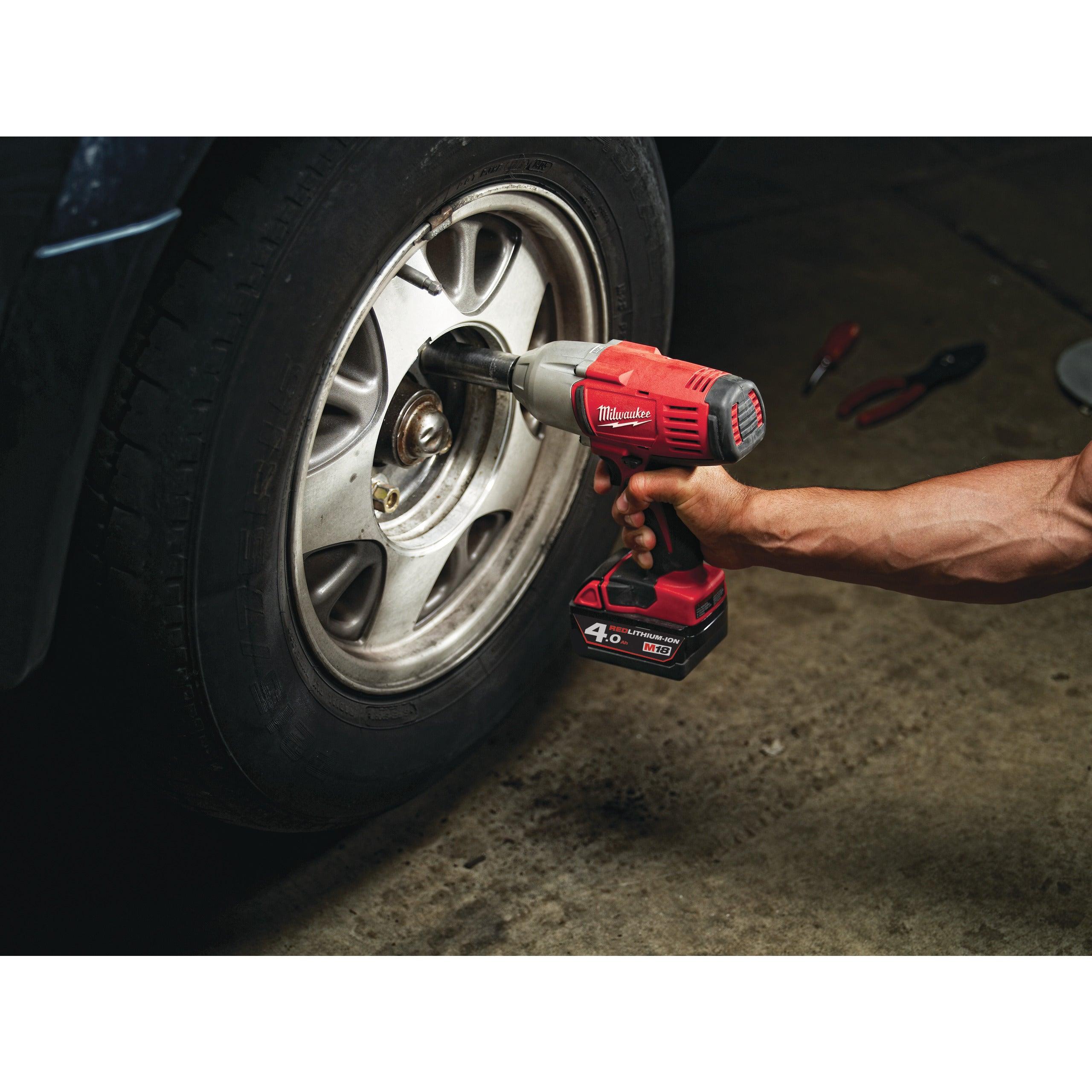 Mașină de înșurubat cu impact Milwaukee 1/2″ 610Nm 18V HD18HIW-402C, cu bolț de fixare M18™ Heavy Duty, cod 4933441260, 2 x M18 B4 acumulator, M12-18 C încărcător, cutie plastic - BIG STORE (Dynamic Tools SRL)