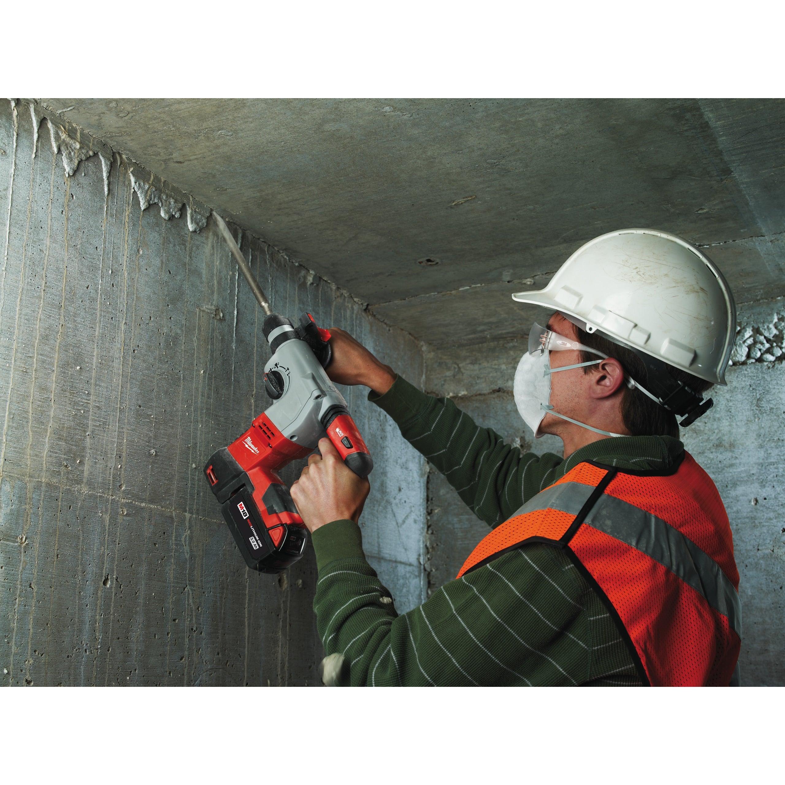 Ciocan rotopercutor SDS-Plus M18™ cu 4 funcții, cu mandrină FIXTEC™ Milwaukee HD18HX-402C, cod 4933441280, 2 x M18 B4 acumulator, M12-18 C încărcător, cutie plastic - BIG STORE (Dynamic Tools SRL)