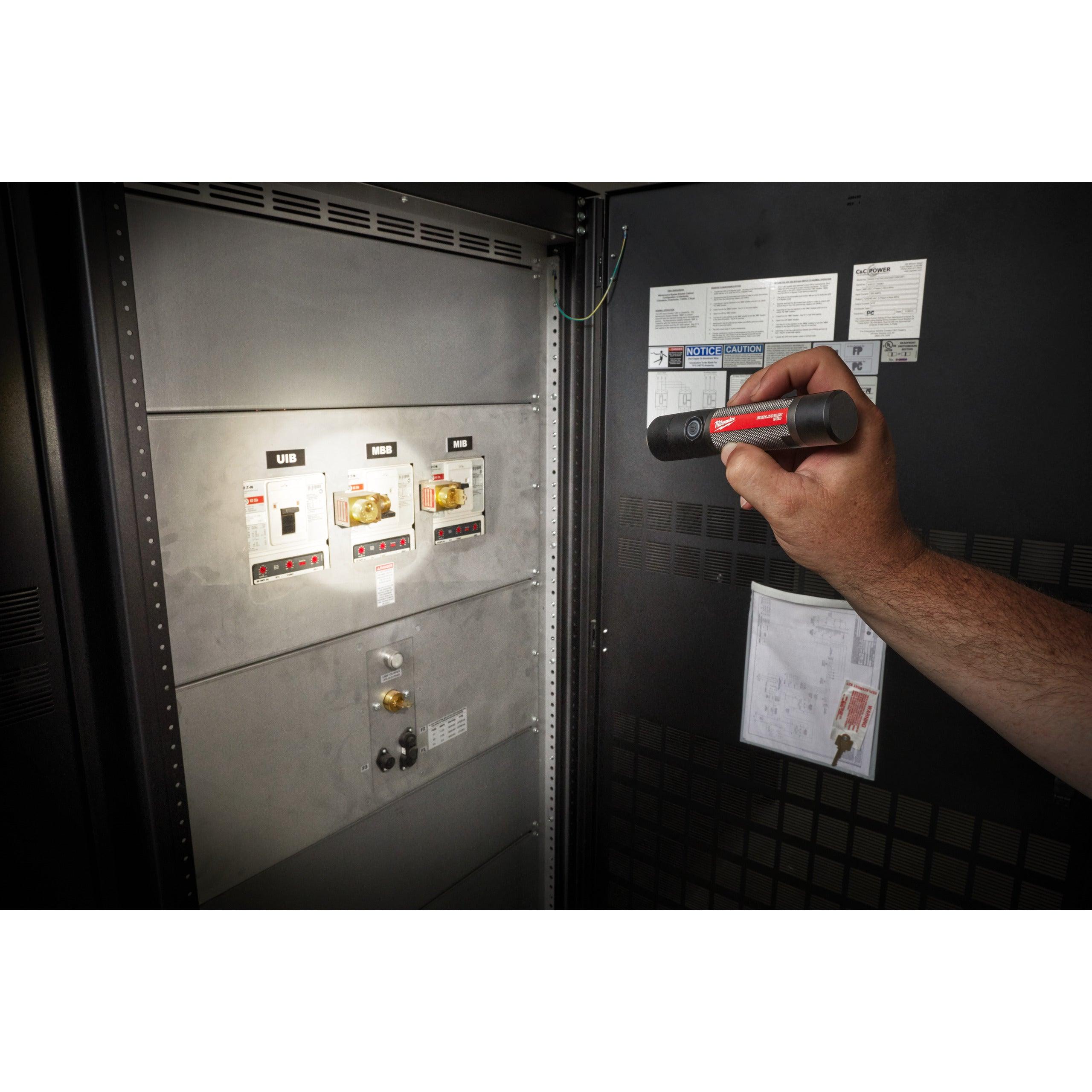 Lanternă 800 L reîncărcabilă USB Milwaukee L4FMLED-301, cod 4933479770, 1 x L4 B3 acumulator, Cablu USB, Blister - BIG STORE (Dynamic Tools SRL)