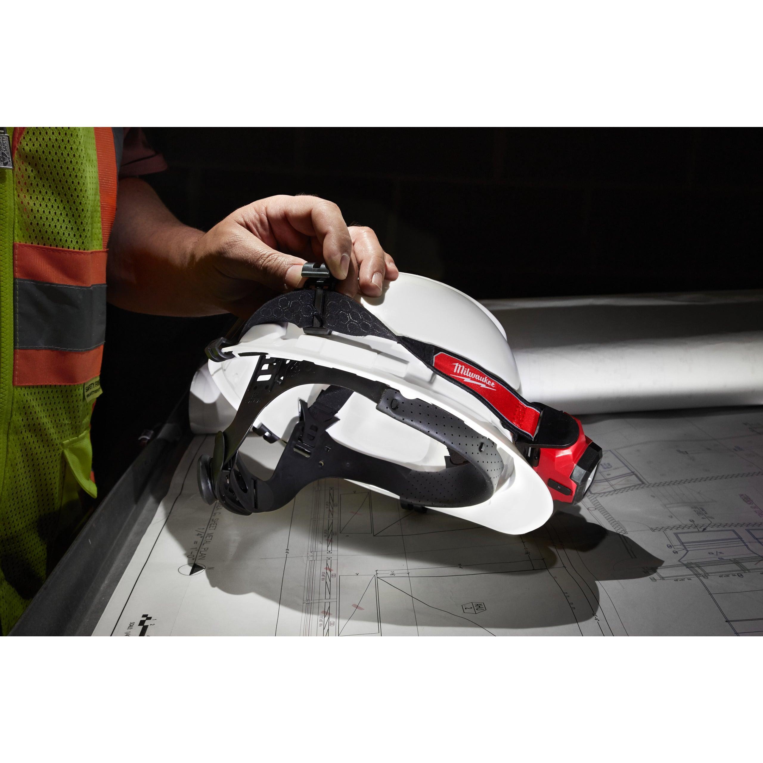 Lanternă frontală reîncărcabilă USB Milwaukee L4HL-301, 1 x L4 B3 acumulator, cablu USB, Blister, cod 4933479764 - BIG STORE (Dynamic Tools SRL)