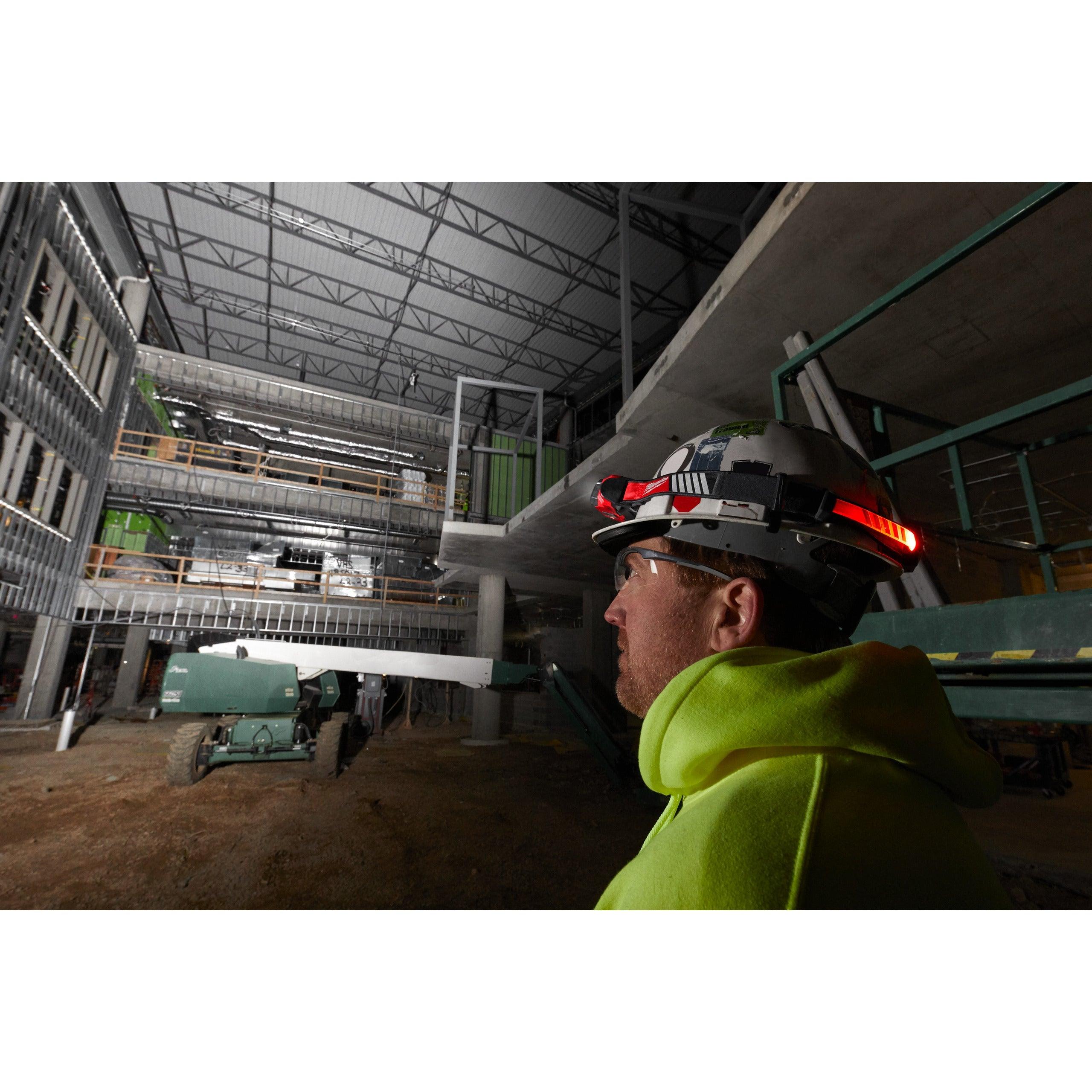 Lanternă frontală HI-VIS reîncărcabilă USB, pentru cască, Milwaukee L4HL-VIS-301, 1 x L4 B3 acumulator, Cablu USB, cod 4933479768 - BIG STORE (Dynamic Tools SRL)