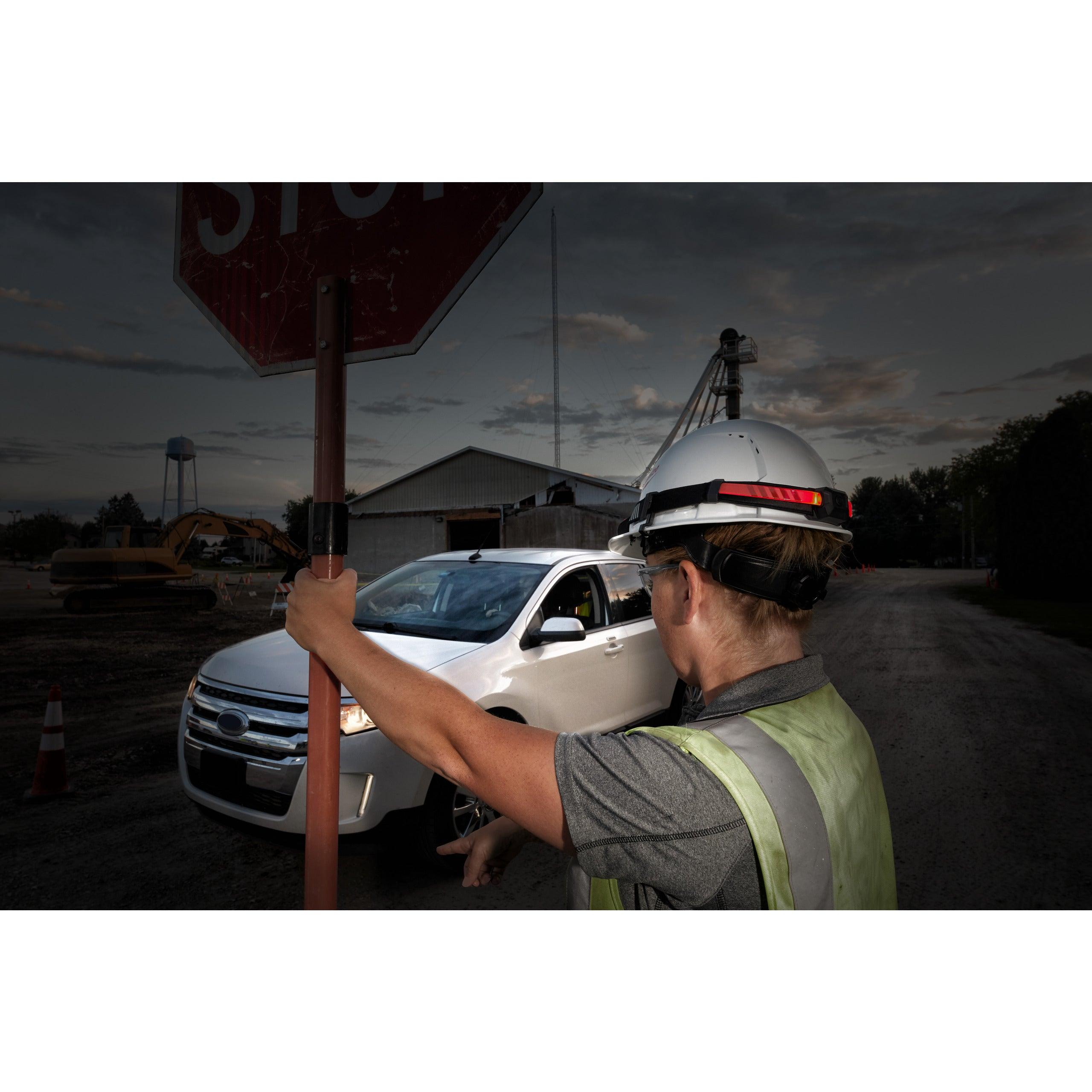 Lanternă frontală HI-VIS reîncărcabilă USB, pentru cască, Milwaukee L4HL-VIS-301, 1 x L4 B3 acumulator, Cablu USB, cod 4933479768 - BIG STORE (Dynamic Tools SRL)