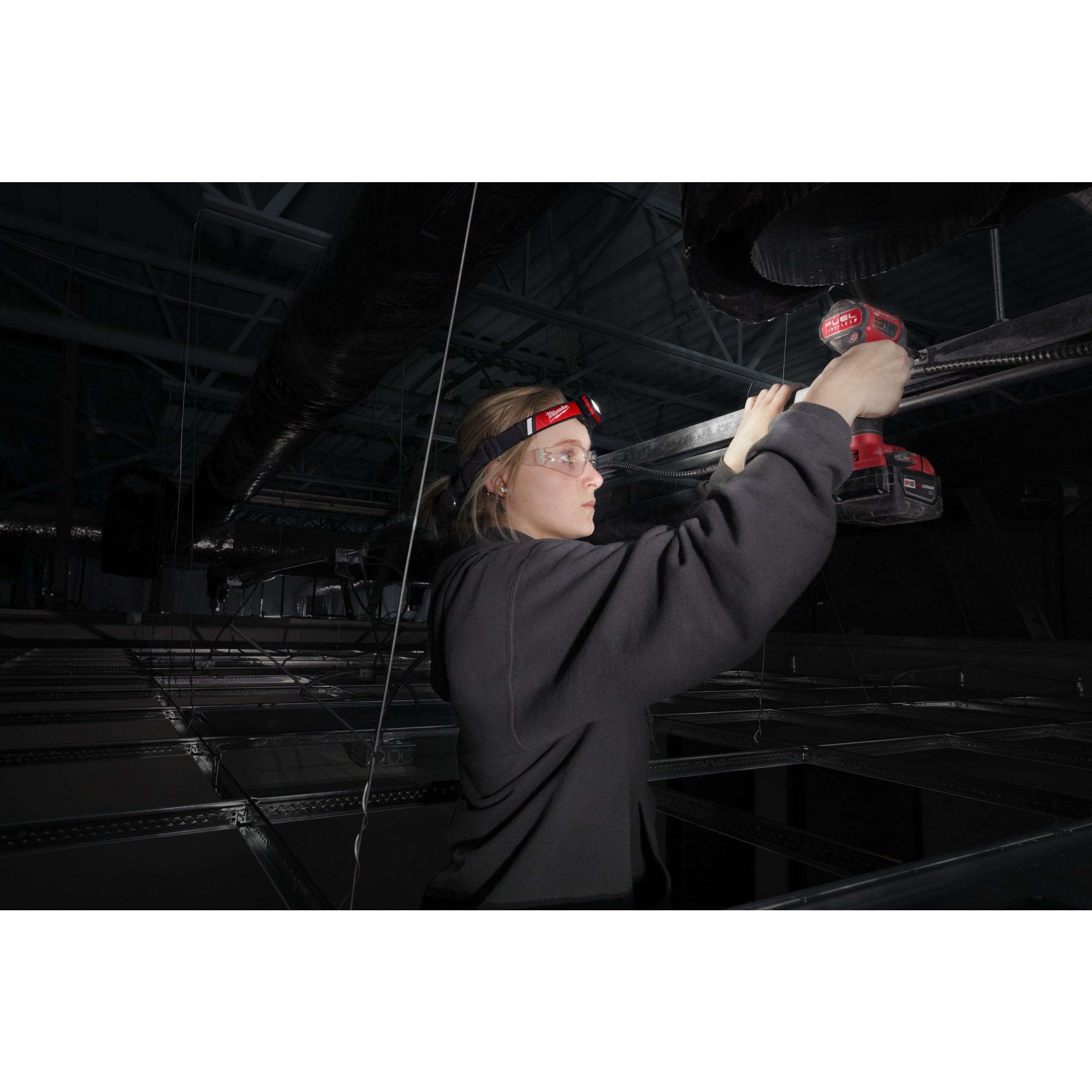 Lanternă frontală pentru cască protecție, reîncărcabilă USB Milwaukee L4HLRP-301, cod 4933479767, 1 x L4 B3 acumulator, Cablu USB, Blister - BIG STORE (Dynamic Tools SRL)