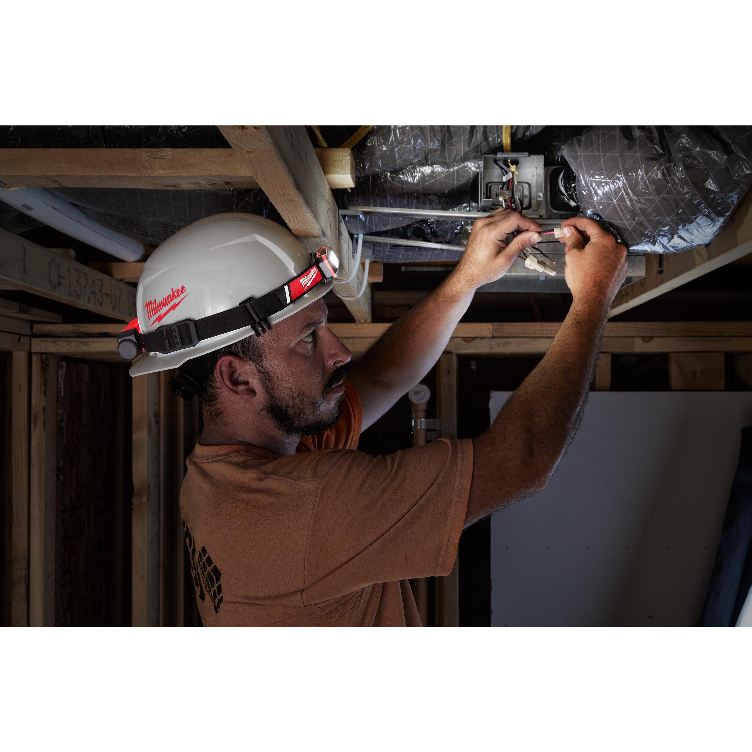 Lanternă frontală pentru cască protecție, reîncărcabilă USB Milwaukee L4HLRP-301, cod 4933479767, 1 x L4 B3 acumulator, Cablu USB, Blister - BIG STORE (Dynamic Tools SRL)