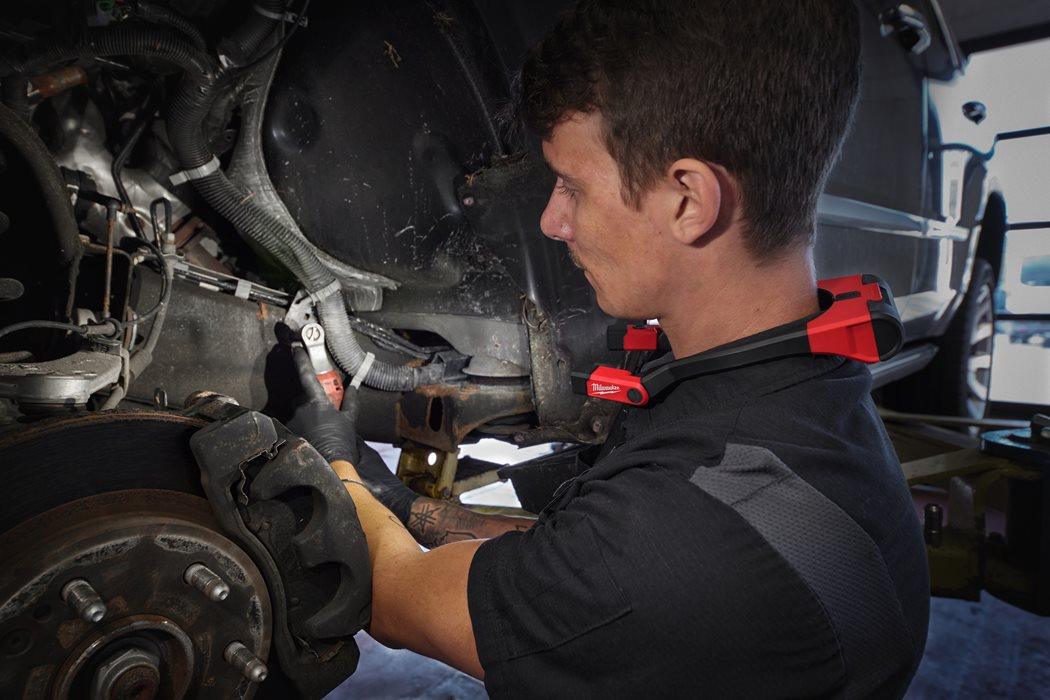 Lanternă cu prindere la gât Milwaukee L4 NL400-301, reîncărcabilă USB, 400 Lumeni, cod 4933479898 - BIG STORE (Dynamic Tools SRL)