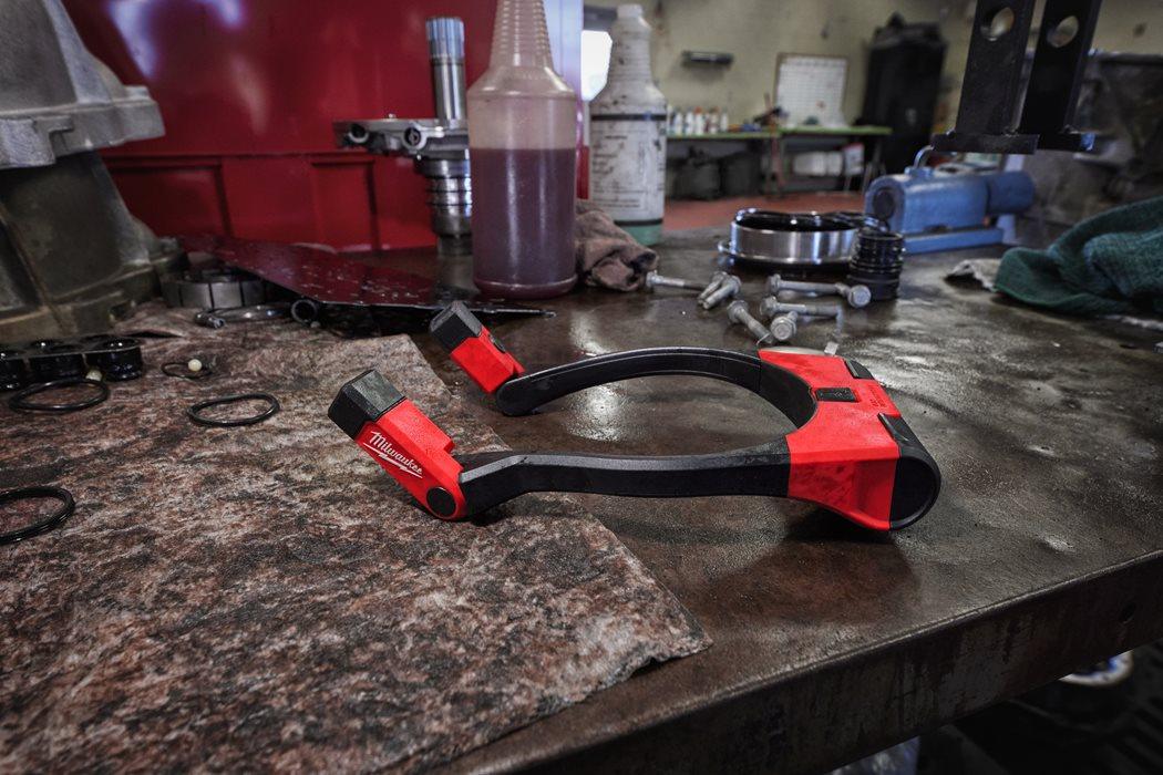 Lanternă cu prindere la gât Milwaukee L4 NL400-301, reîncărcabilă USB, 400 Lumeni, cod 4933479898 - BIG STORE (Dynamic Tools SRL)