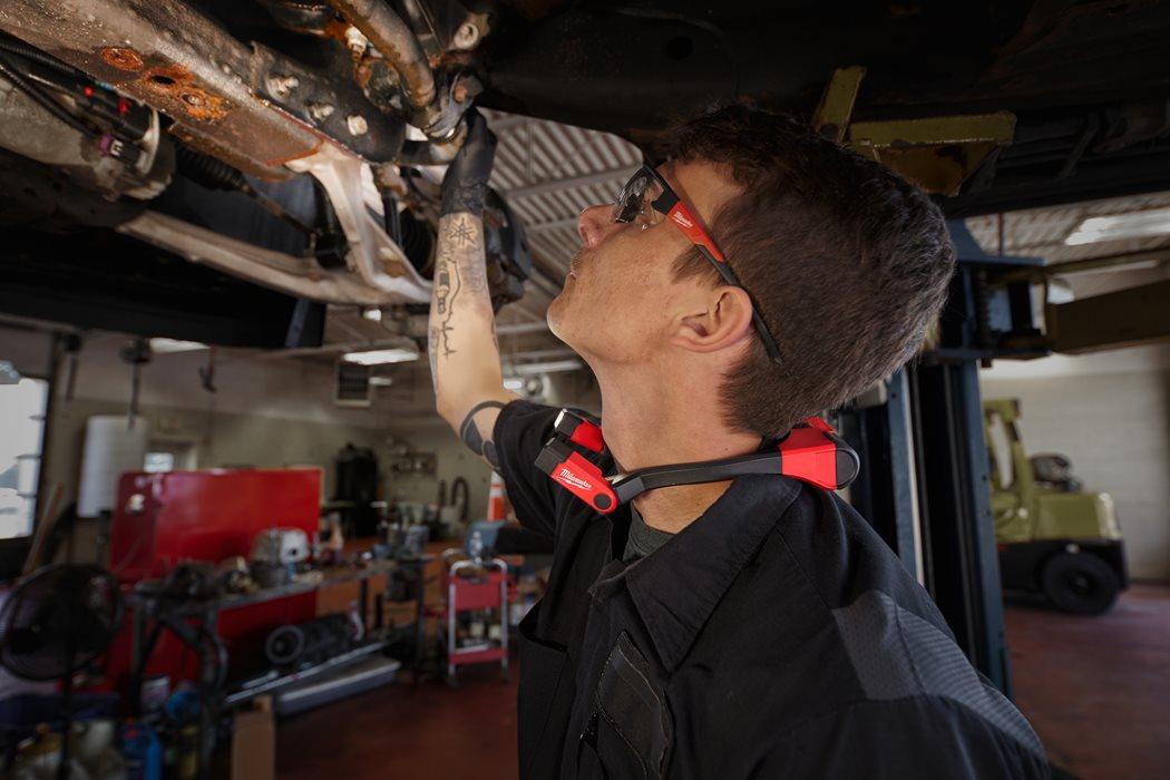 Lanternă cu prindere la gât Milwaukee L4 NL400-301, reîncărcabilă USB, 400 Lumeni, cod 4933479898 - BIG STORE (Dynamic Tools SRL)