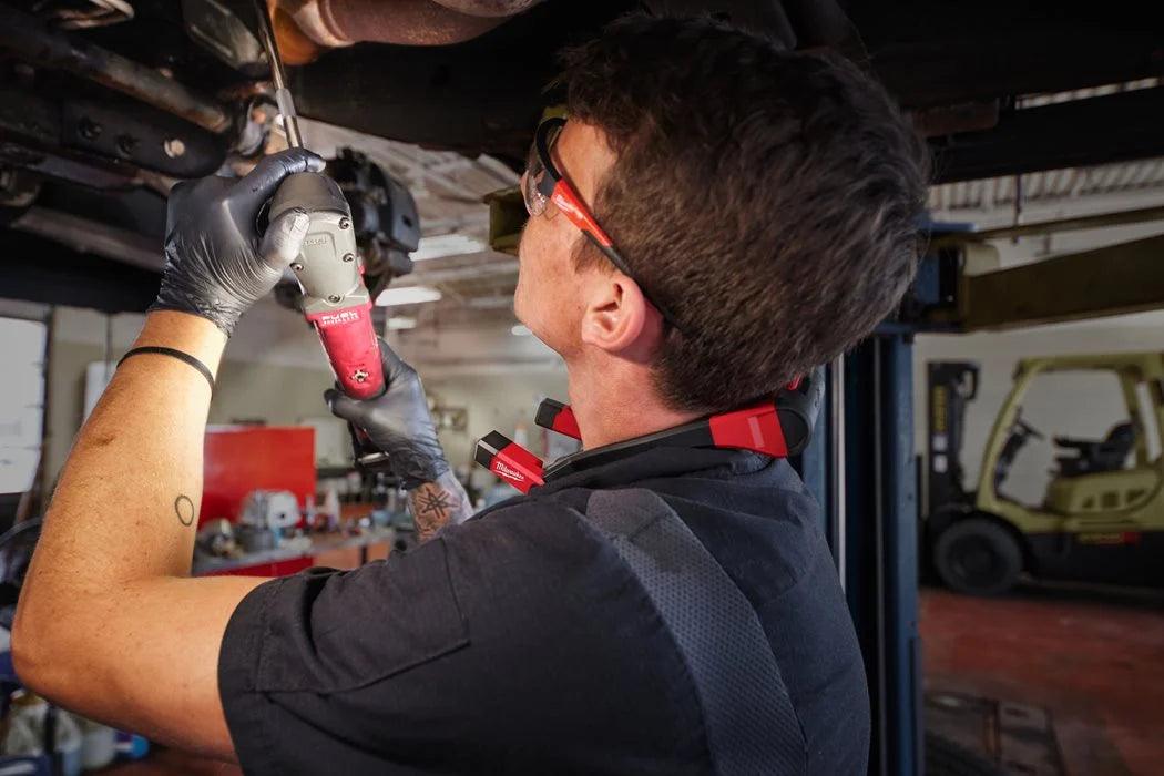 Lanternă cu prindere la gât Milwaukee L4 NL400-301, reîncărcabilă USB, 400 Lumeni, cod 4933479898 - BIG STORE (Dynamic Tools SRL)