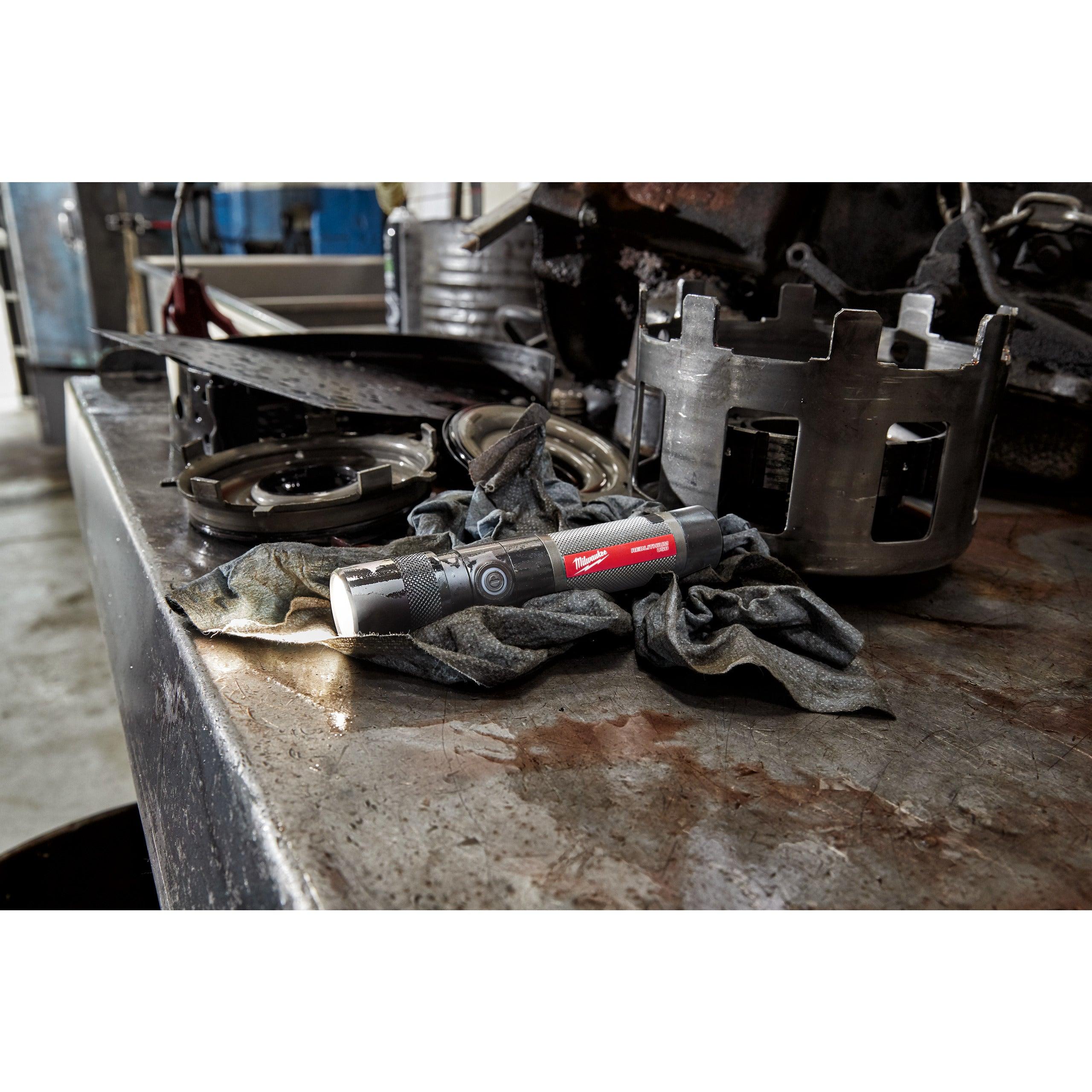 Lanternă cu cap rotativ 1100 L, reîncărcabilă USB Milwaukee L4TMLED-301, cod 4933479769, 1 x L4 B3 acumulator, Cablu USB, Blister - BIG STORE (Dynamic Tools SRL)