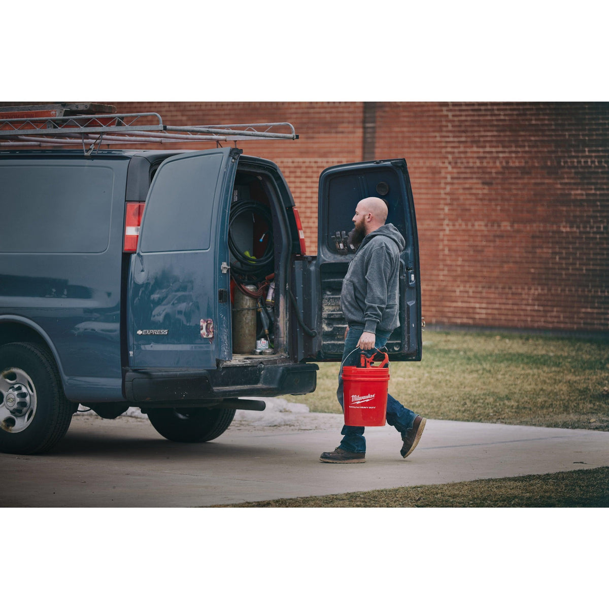 Mașină desfundat țevi subcompactă cu spirală cu diametrul de 8 mm M12™ Milwaukee M12BDC8-202C, cod 4933451633, 2 x M12 B2 acumulator, C12 C încărcător, găleată - BIG STORE (Dynamic Tools SRL)