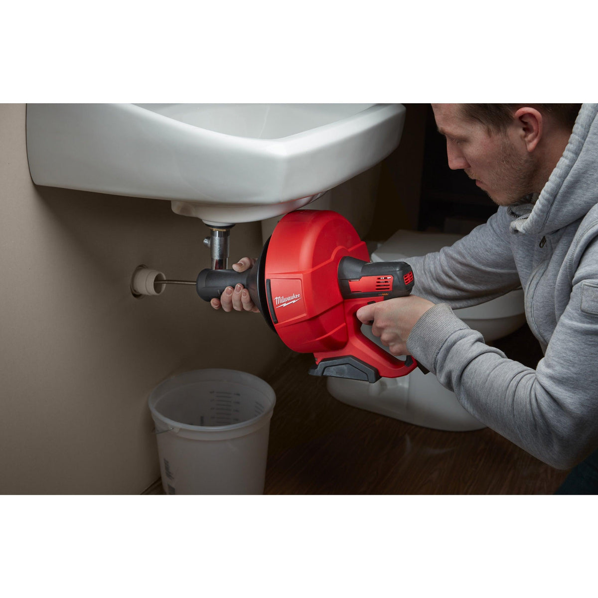 Mașină desfundat țevi subcompactă cu spirală cu diametrul de 8 mm M12™ Milwaukee M12BDC8-202C, cod 4933451633, 2 x M12 B2 acumulator, C12 C încărcător, găleată - BIG STORE (Dynamic Tools SRL)