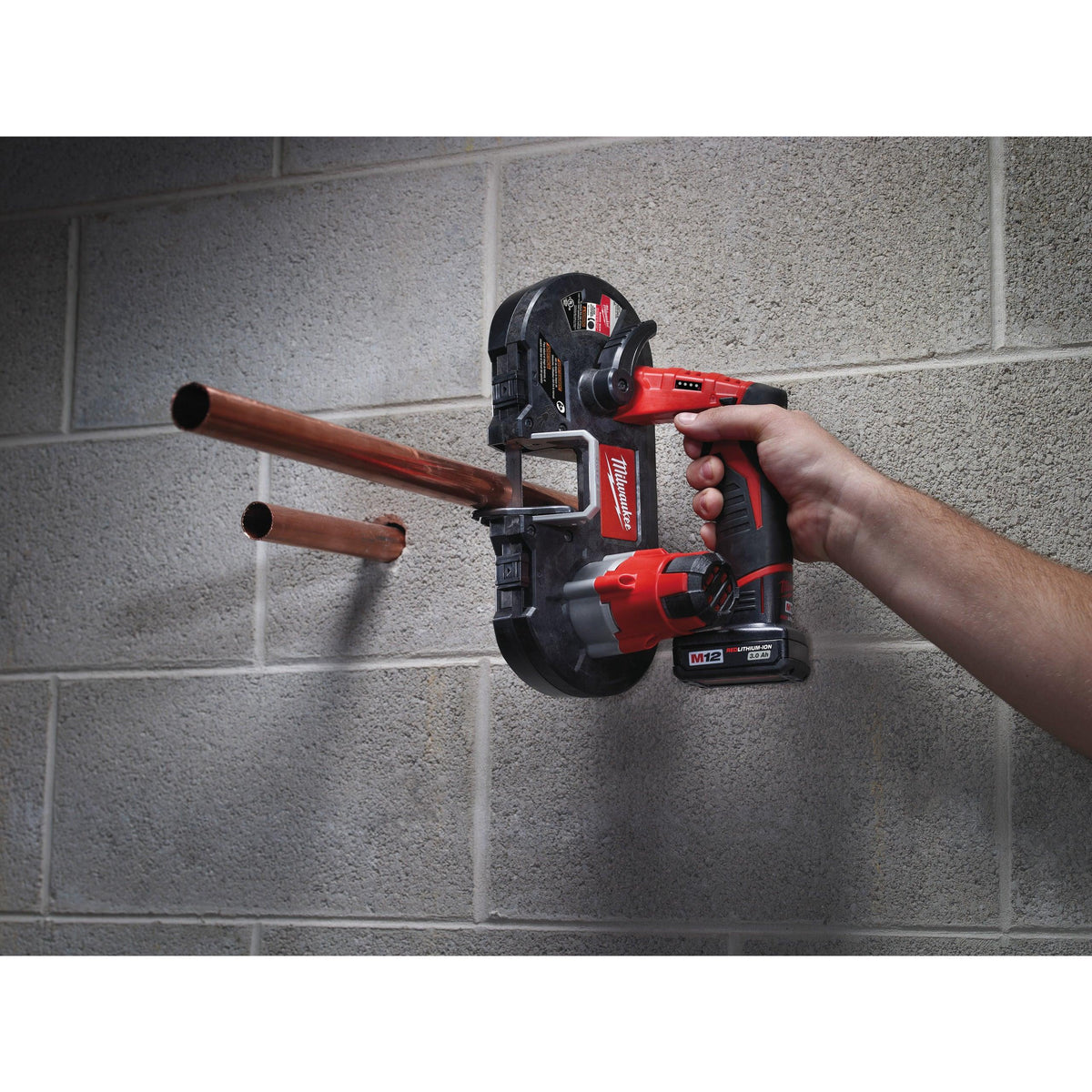 Fierăstrău cu bandă pentru metal M12™ subcompact Milwaukee M12BS-402C, cod 4933441805, 2 x M12 B4 acumulator, C12 C încărcător, cutie plastic - BIG STORE (Dynamic Tools SRL)