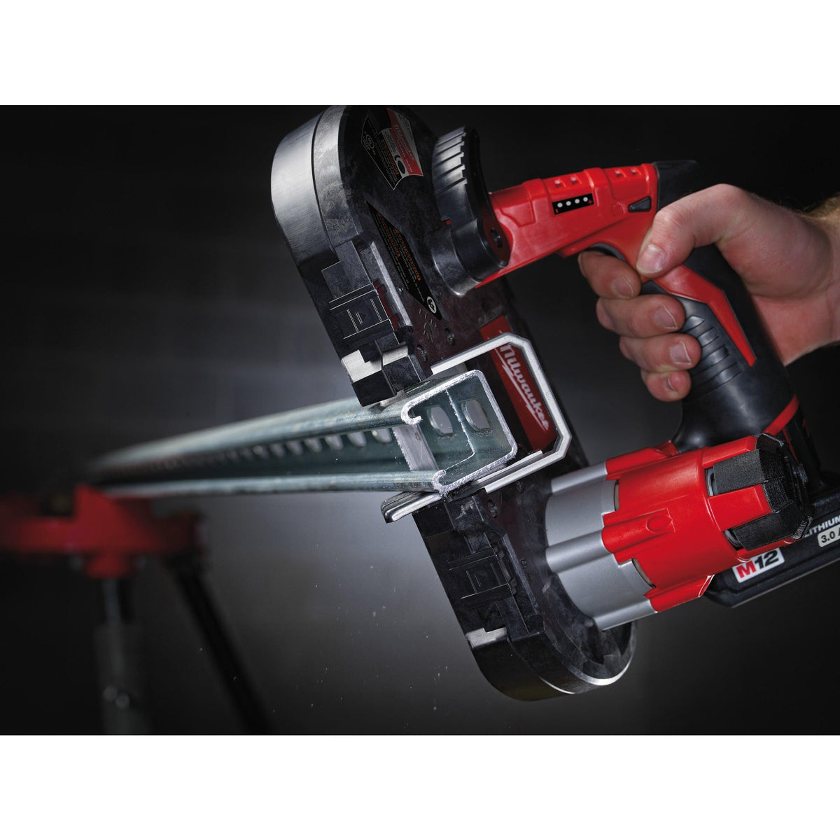 Fierăstrău cu bandă pentru metal M12™ subcompact Milwaukee M12BS-402C, cod 4933441805, 2 x M12 B4 acumulator, C12 C încărcător, cutie plastic - BIG STORE (Dynamic Tools SRL)