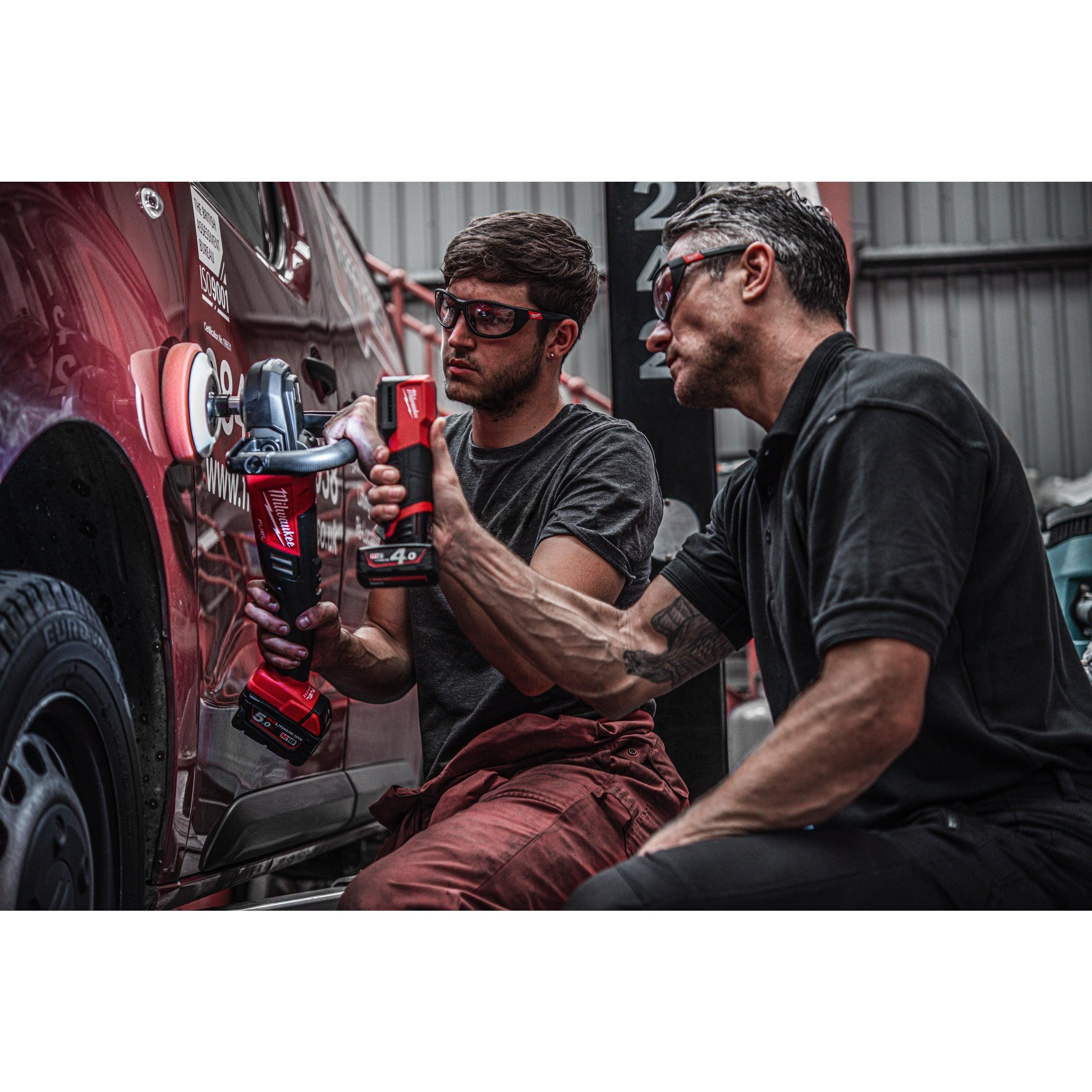 Lanternă cu reproducere naturală a culorii M12™ Milwaukee M12CML-401, cod 4933479366, 1 x M12 B4 acumulator, C12 C încărcător, fără cutie - BIG STORE (Dynamic Tools SRL)
