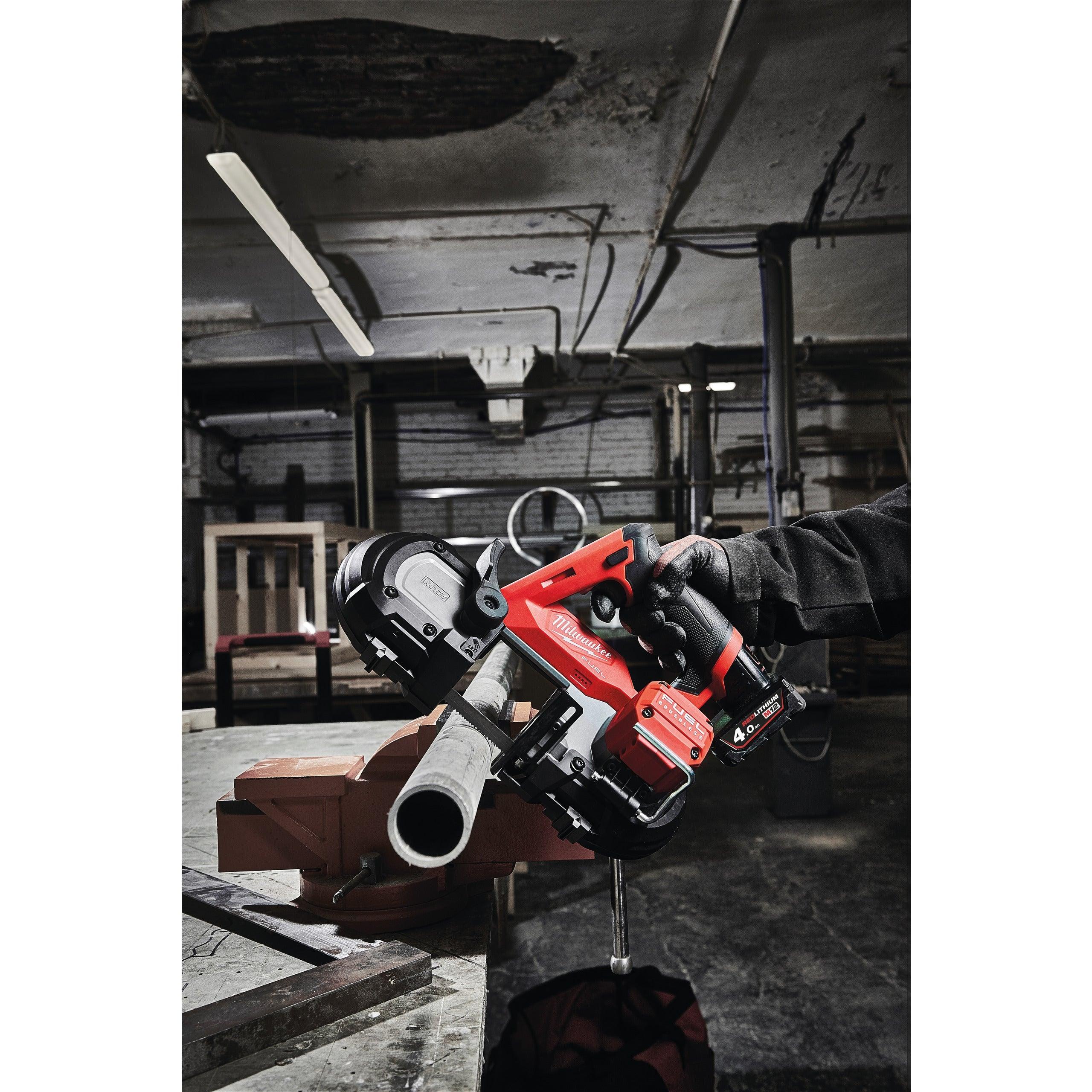 Fierăstrău cu bandă M12 FUEL™ subcompact 64 mm Milwaukee M12FBS64-402C, cod 4933478441, 2 x M12 B4 acumulator, C12 C încărcător, cutie plastic - BIG STORE (Dynamic Tools SRL)