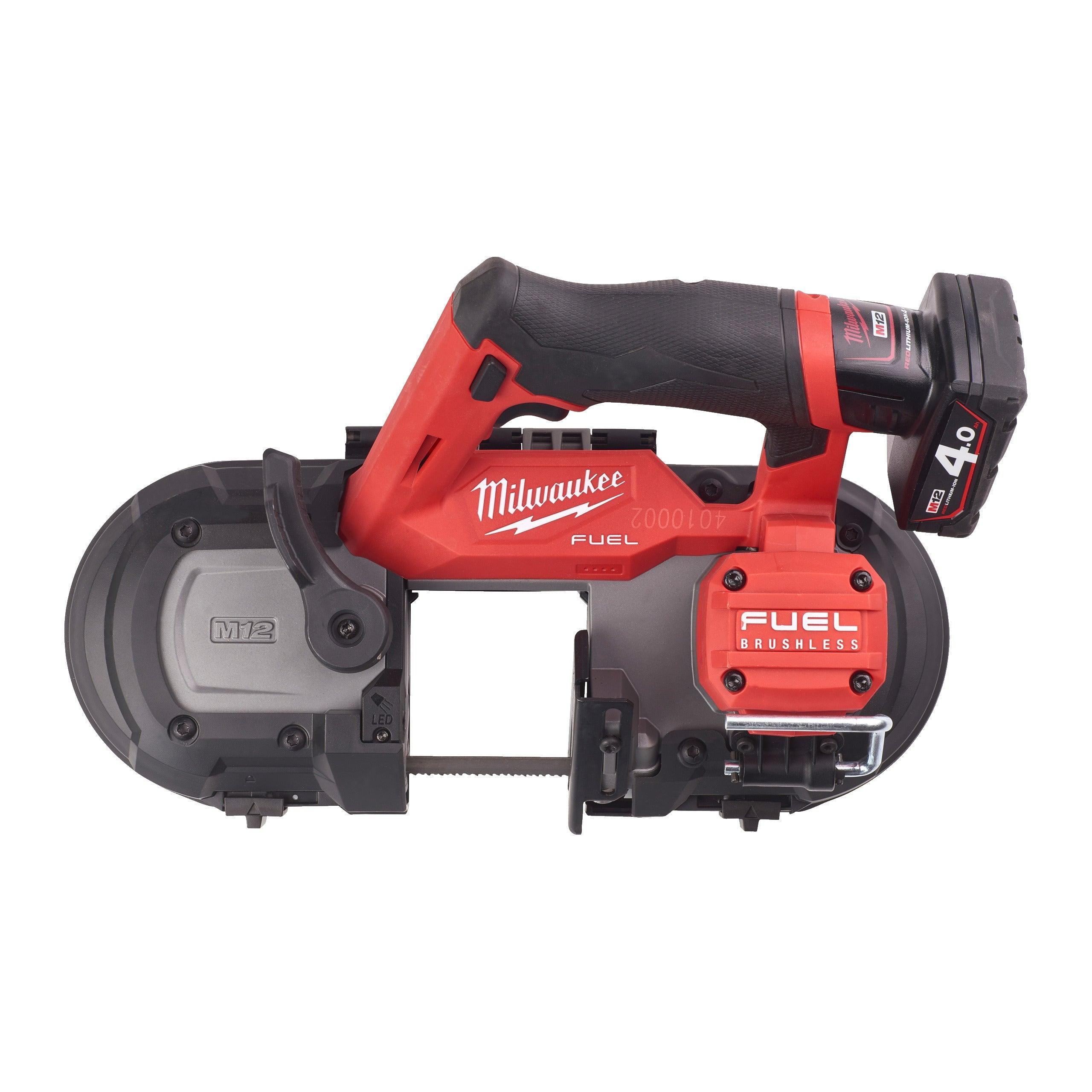 Fierăstrău cu bandă M12 FUEL™ subcompact 64 mm Milwaukee M12FBS64-402C, cod 4933478441, 2 x M12 B4 acumulator, C12 C încărcător, cutie plastic - BIG STORE (Dynamic Tools SRL)