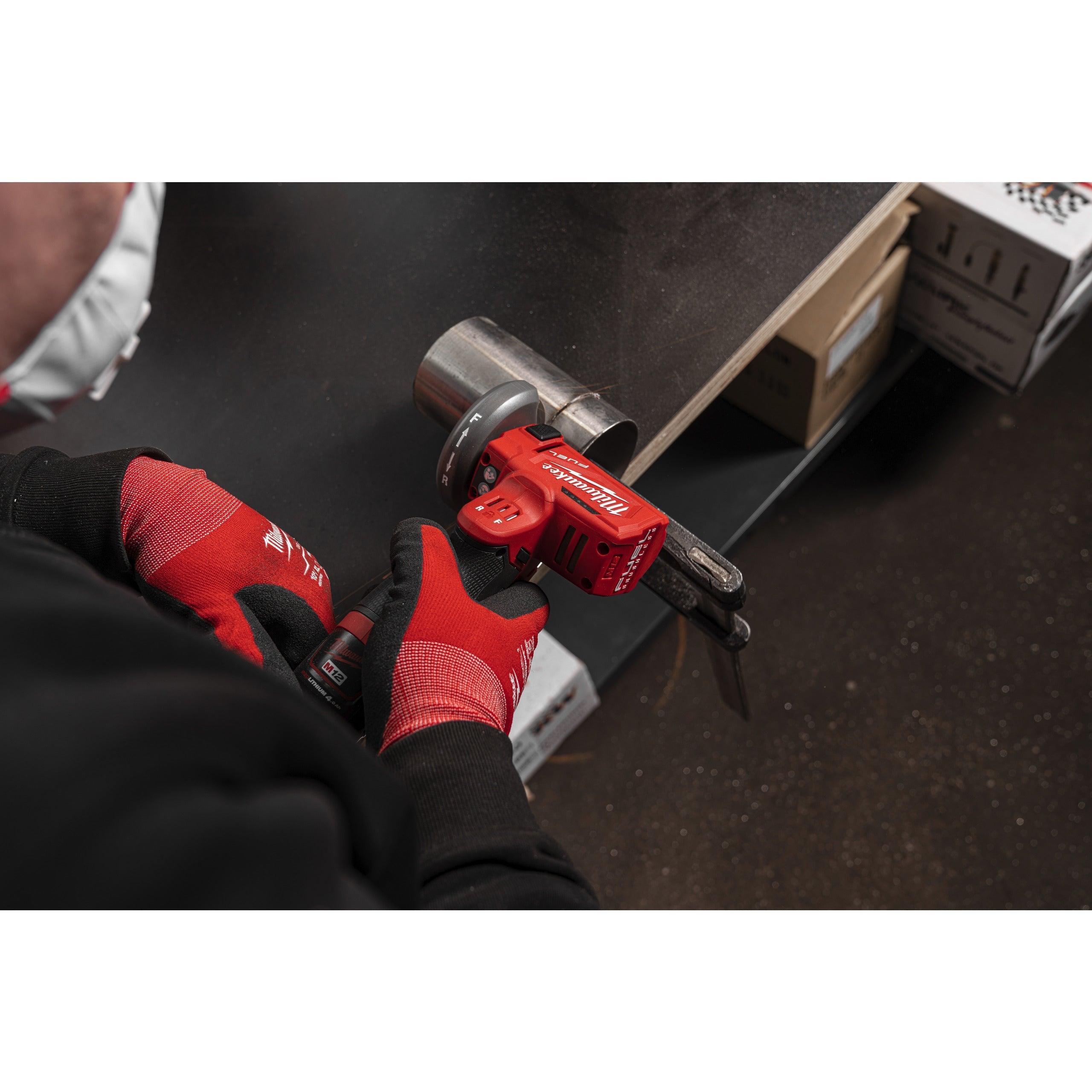 Mașină debitat materiale multiple M12 FUEL™ Milwaukee M12FCOT-422X, cod 4933464619, 1 x M12 B4, 1 x M12 B2 acumulator, C12 C încărcător, cutie HD - BIG STORE (Dynamic Tools SRL)
