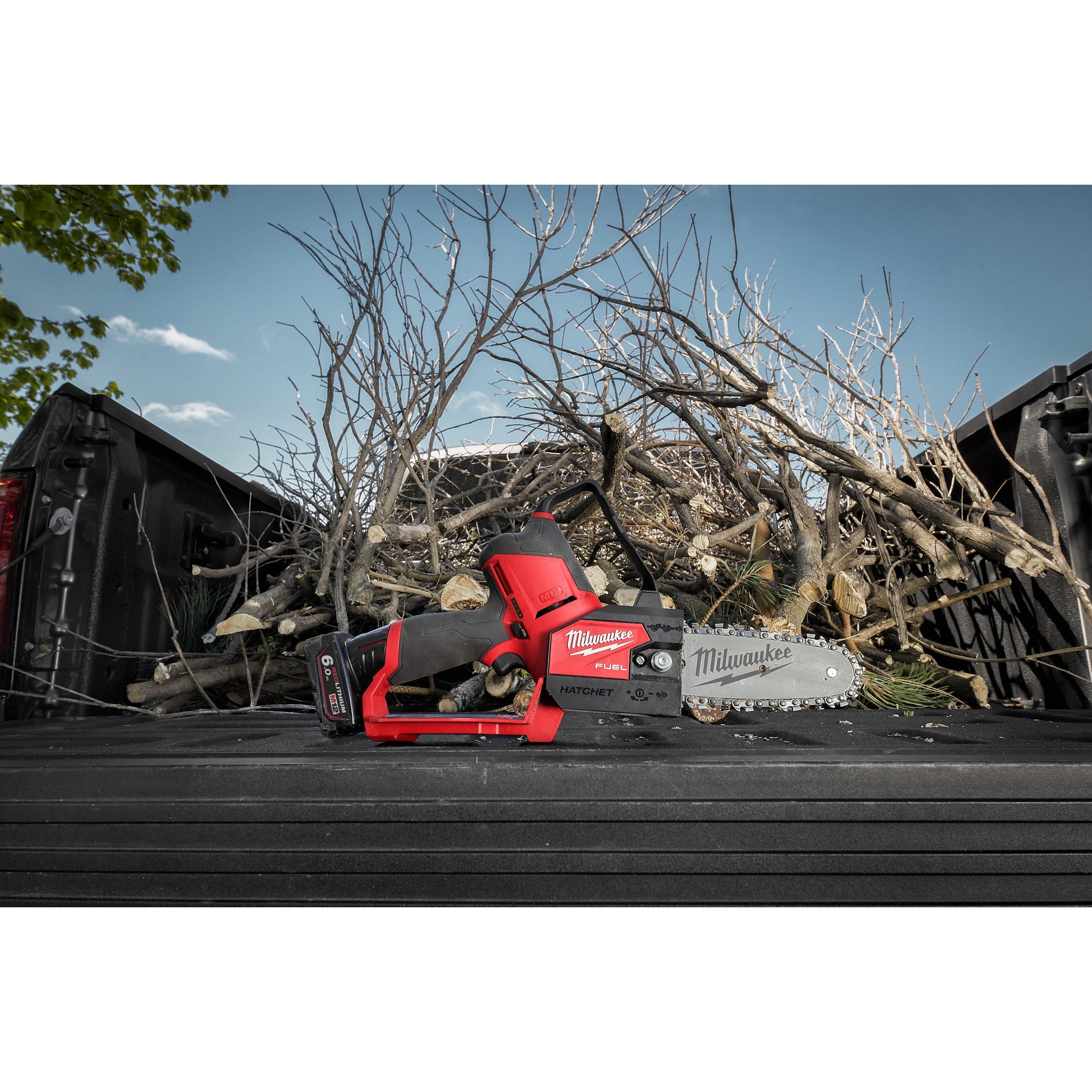 Fierăstrău cu lanț M12 FUEL™ HATCHET™ Milwaukee M12FHS-602X, 2 x M12 B6 acumulator, C12 C încărcător, cutie HD, cod 4933472212 - BIG STORE (Dynamic Tools SRL)