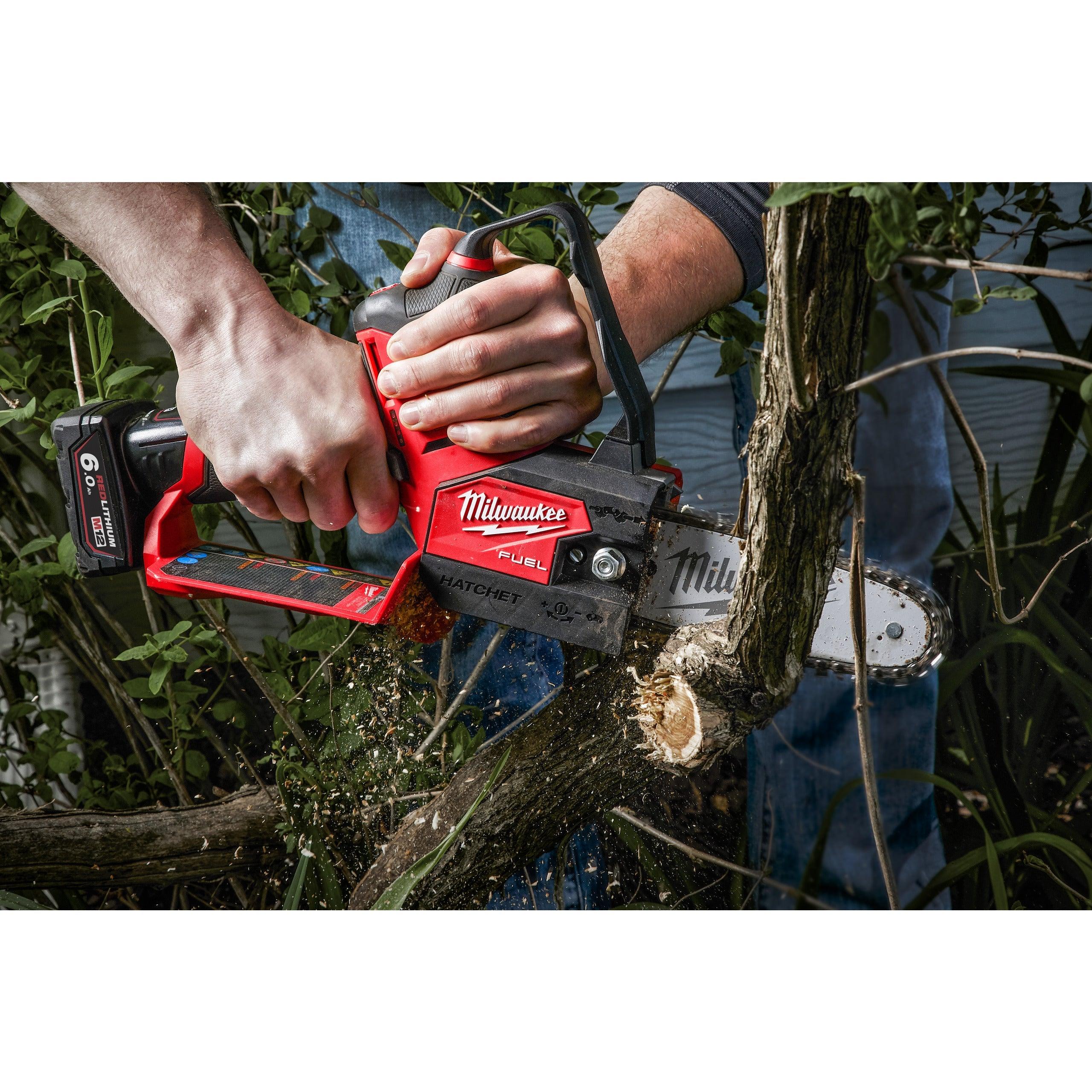 Fierăstrău cu lanț M12 FUEL™ HATCHET™ Milwaukee M12FHS-602X, 2 x M12 B6 acumulator, C12 C încărcător, cutie HD, cod 4933472212 - BIG STORE (Dynamic Tools SRL)