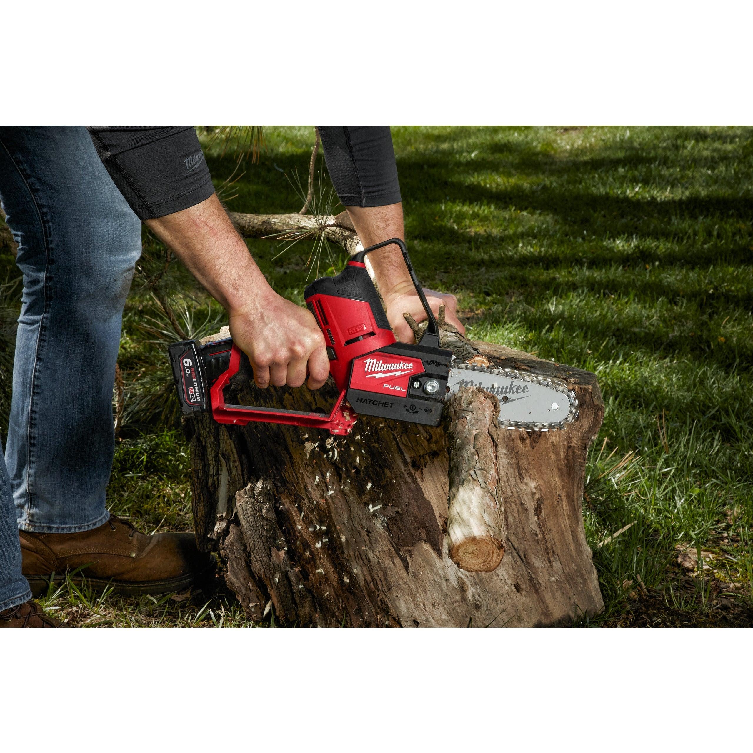 Fierăstrău cu lanț M12 FUEL™ HATCHET™ Milwaukee M12FHS-602X, 2 x M12 B6 acumulator, C12 C încărcător, cutie HD, cod 4933472212 - BIG STORE (Dynamic Tools SRL)