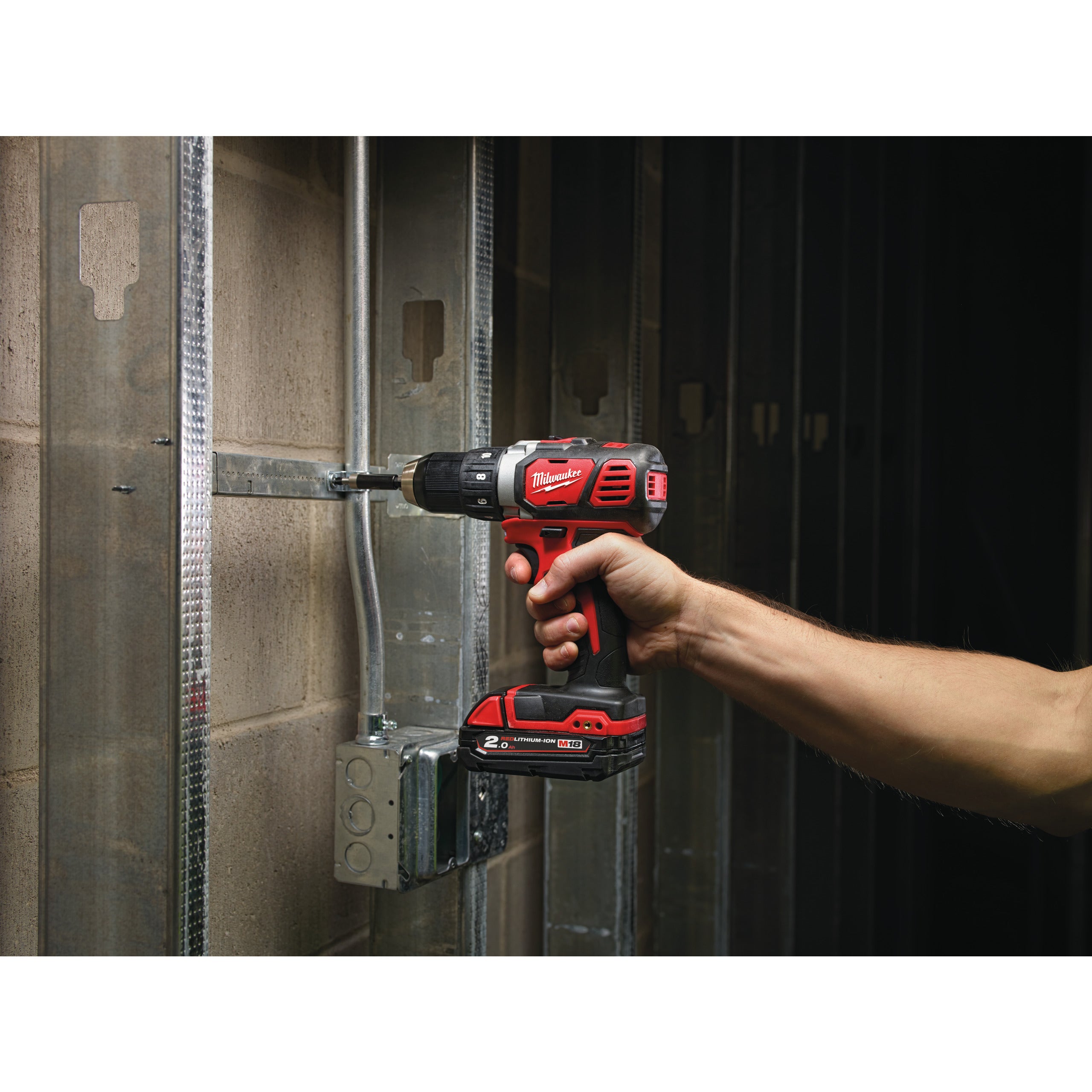 Mașină de găurit compactă M18™ Milwaukee M18BDD-202C, cod 4933443555, 2 x M18 B2 acumulator, M12-18 C încărcător, cutie plastic - BIG STORE (Dynamic Tools SRL)