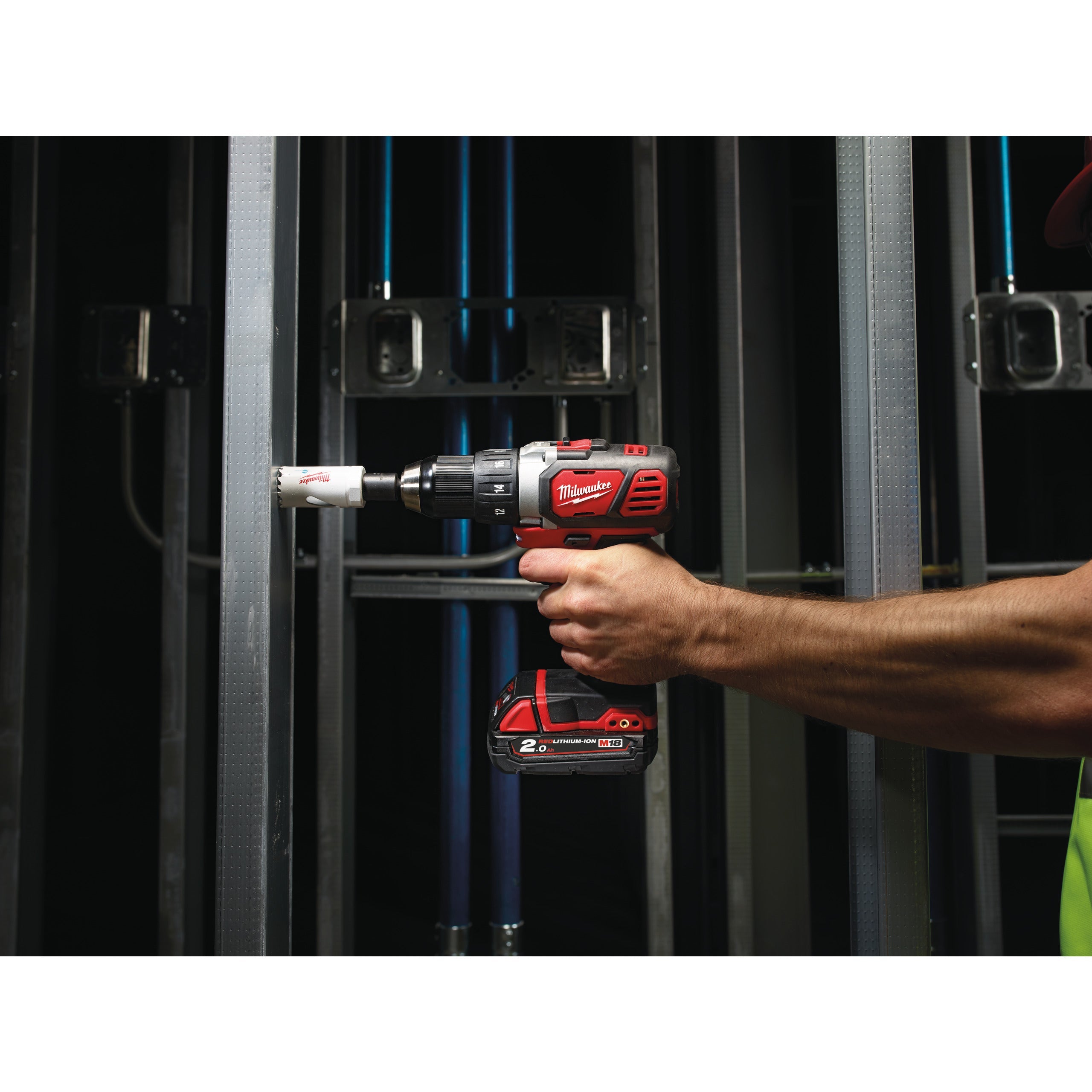 Mașină de găurit compactă M18™ Milwaukee M18BDD-202C, cod 4933443555, 2 x M18 B2 acumulator, M12-18 C încărcător, cutie plastic - BIG STORE (Dynamic Tools SRL)